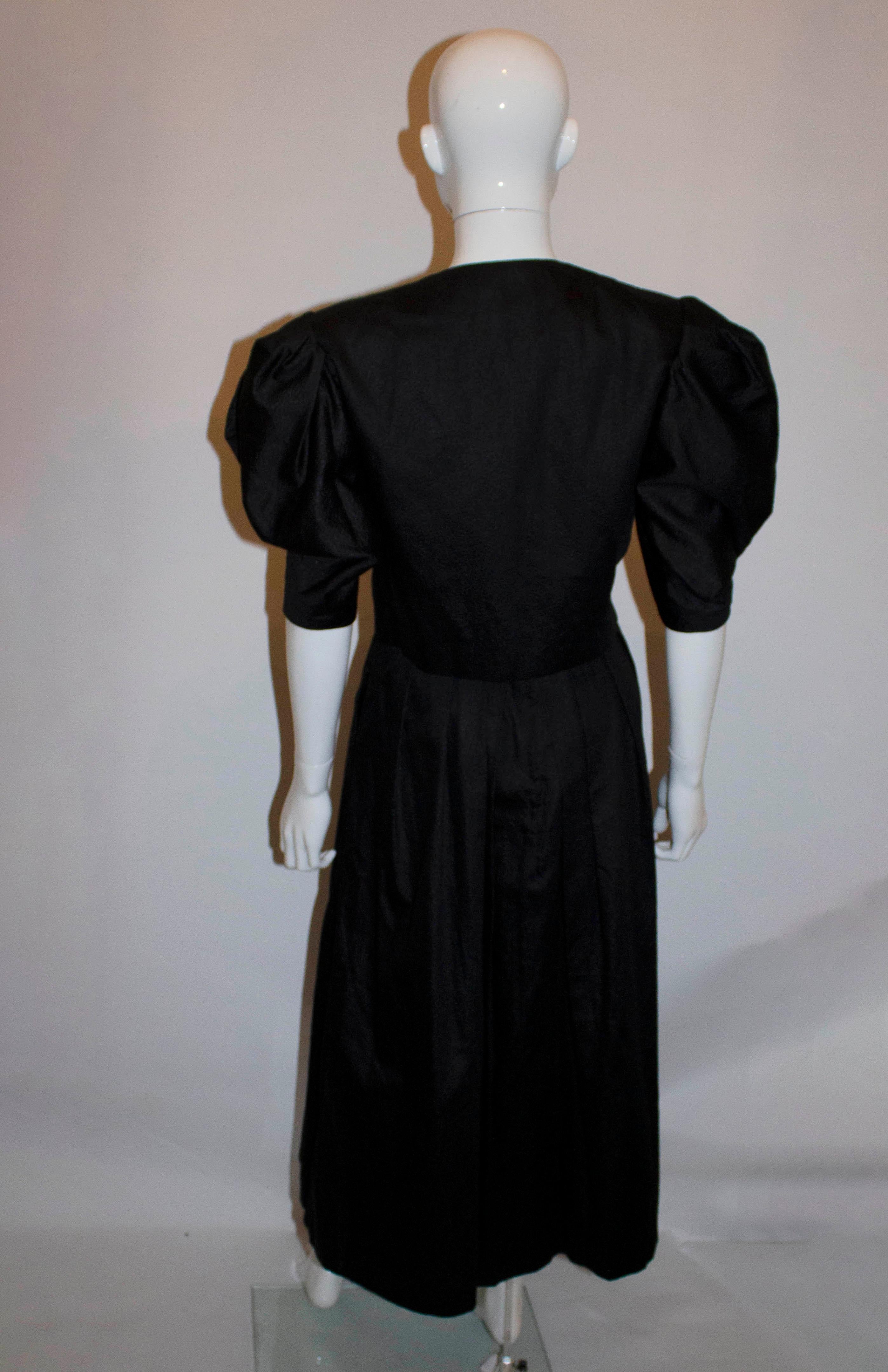 Abito vintage con gonna in seta nera di Hardy Amies  con le meravigliose maniche In condizioni buone a London, GB