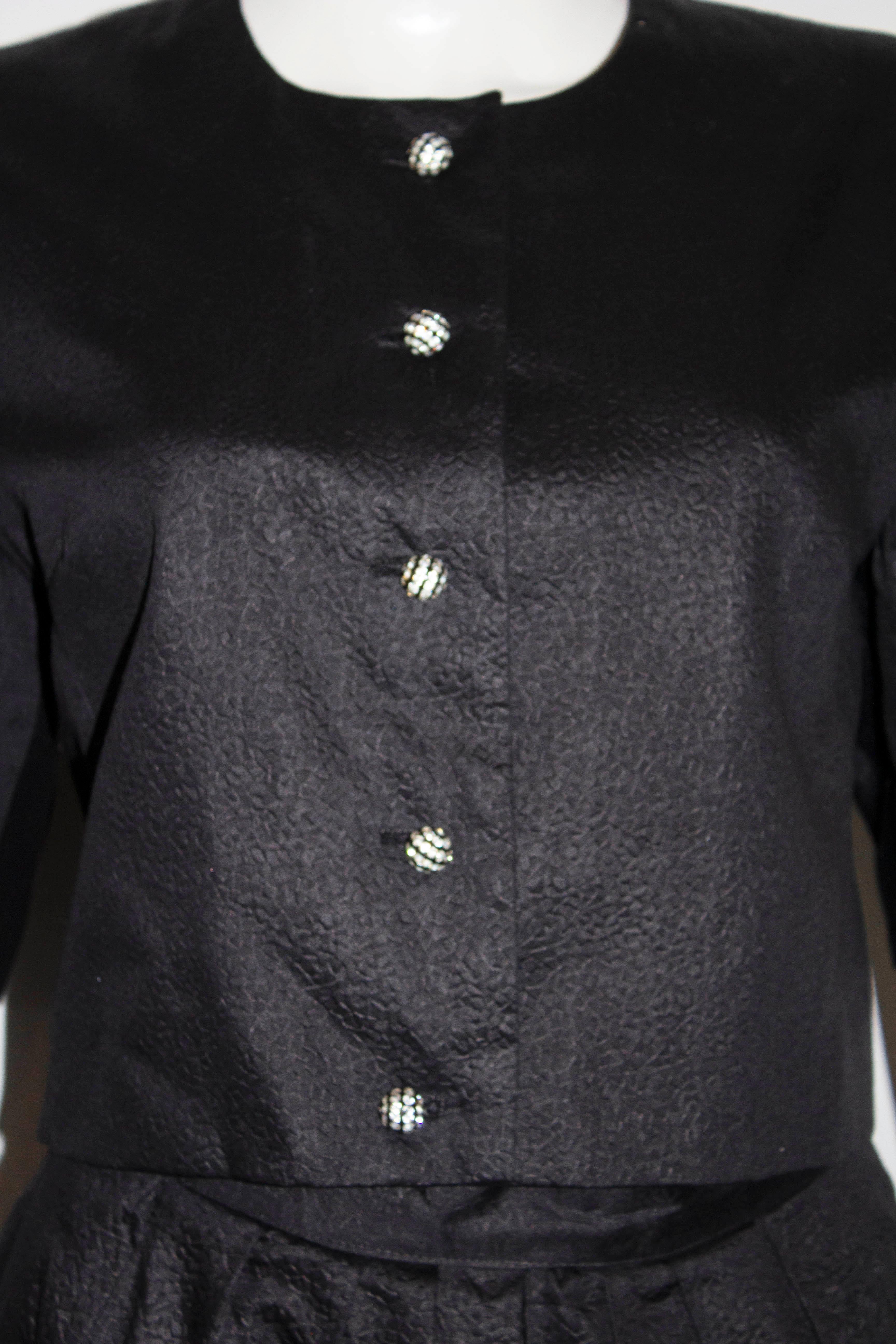 Donna Abito vintage con gonna in seta nera di Hardy Amies  con le meravigliose maniche
