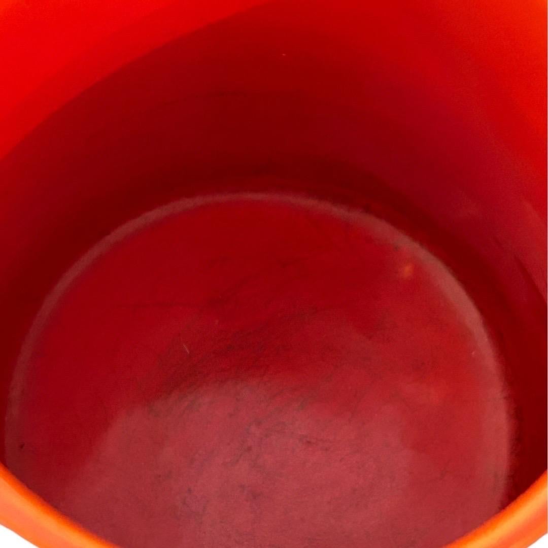 20ième siècle Pichet vintage en poterie rouge Harlequin en vente