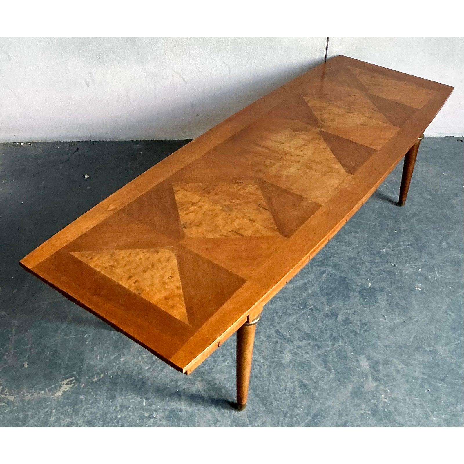 Fangen Sie den Geist der Atomzeit ein mit diesem atemberaubenden Vintage-Surfbrett-Couchtisch, einem wahren Prunkstück des Mid-Century Modern Designs. Die Tischplatte weist ein atemberaubendes Harlekin-Muster auf, das sorgfältig aus exquisitem