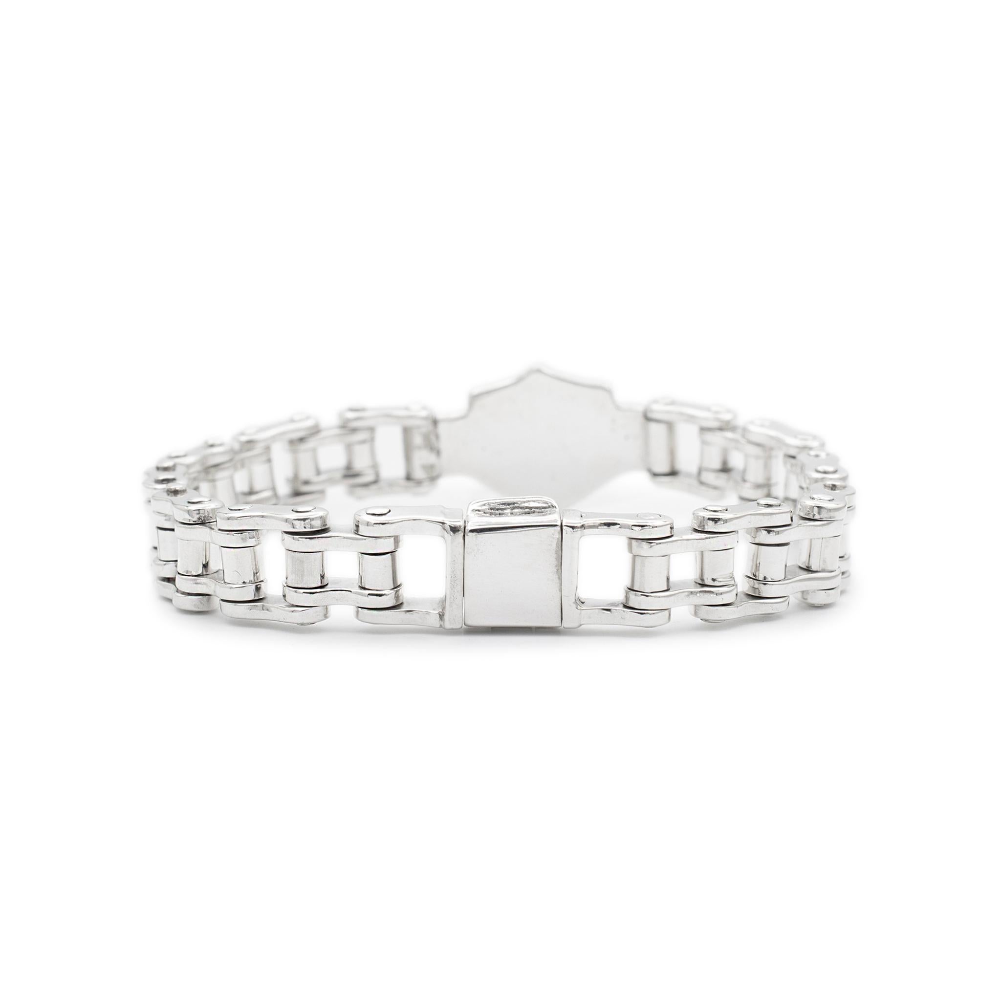 Marke: Harley Davidson

Metall Typ: 925 Sterling Silber

Länge: 7,00 Zoll

Breite des Armbands: 18,00 mm

Gliederbreite: 10.60mm

Gewicht: 54,39 Gramm

Vintage Gliederarmband. Das Metall wurde getestet und als 925 (STERLING) Silber bestimmt.