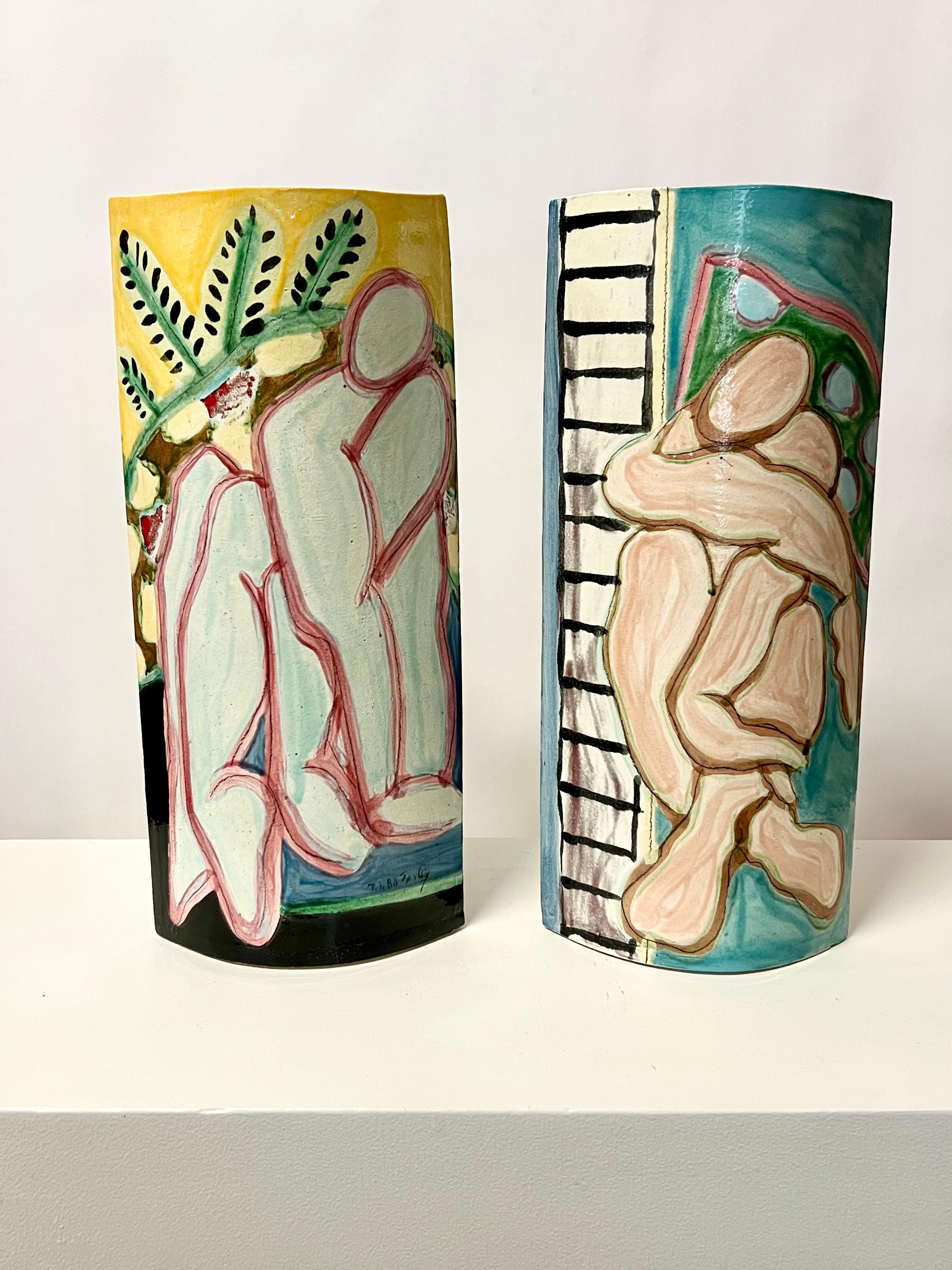 Incroyable paire de vases figuratifs abstraits à trois faces de l'artiste américain bien répertorié, Harley Francis (1940-2017). Francis était un artiste incroyablement prolifique, peintre, décorateur et céramiste. Francis s'est installé en