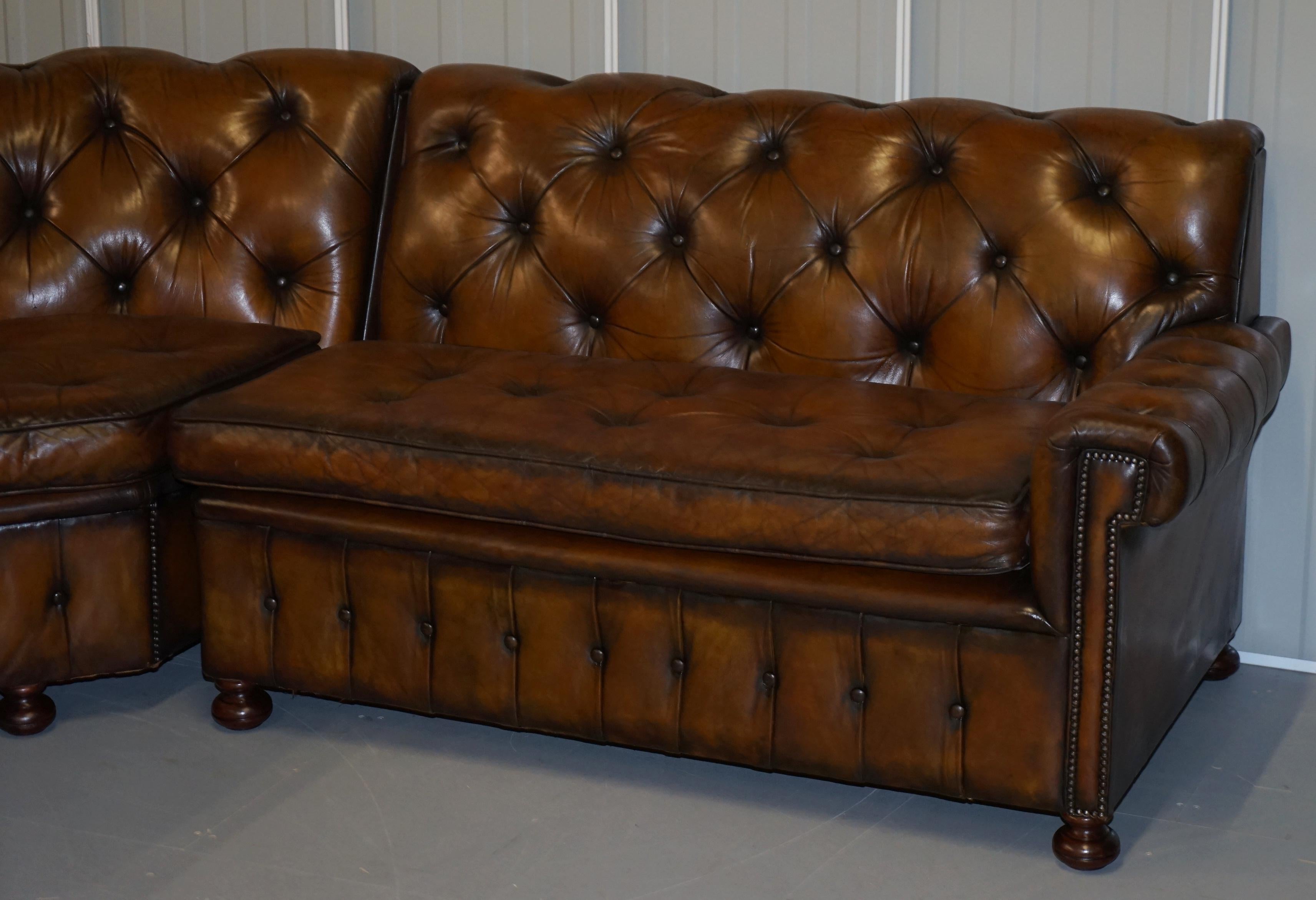 Anglais Vintage Harrods Chesterfield Sofa d'angle en cuir brun cigare teint à la main Noyer en vente