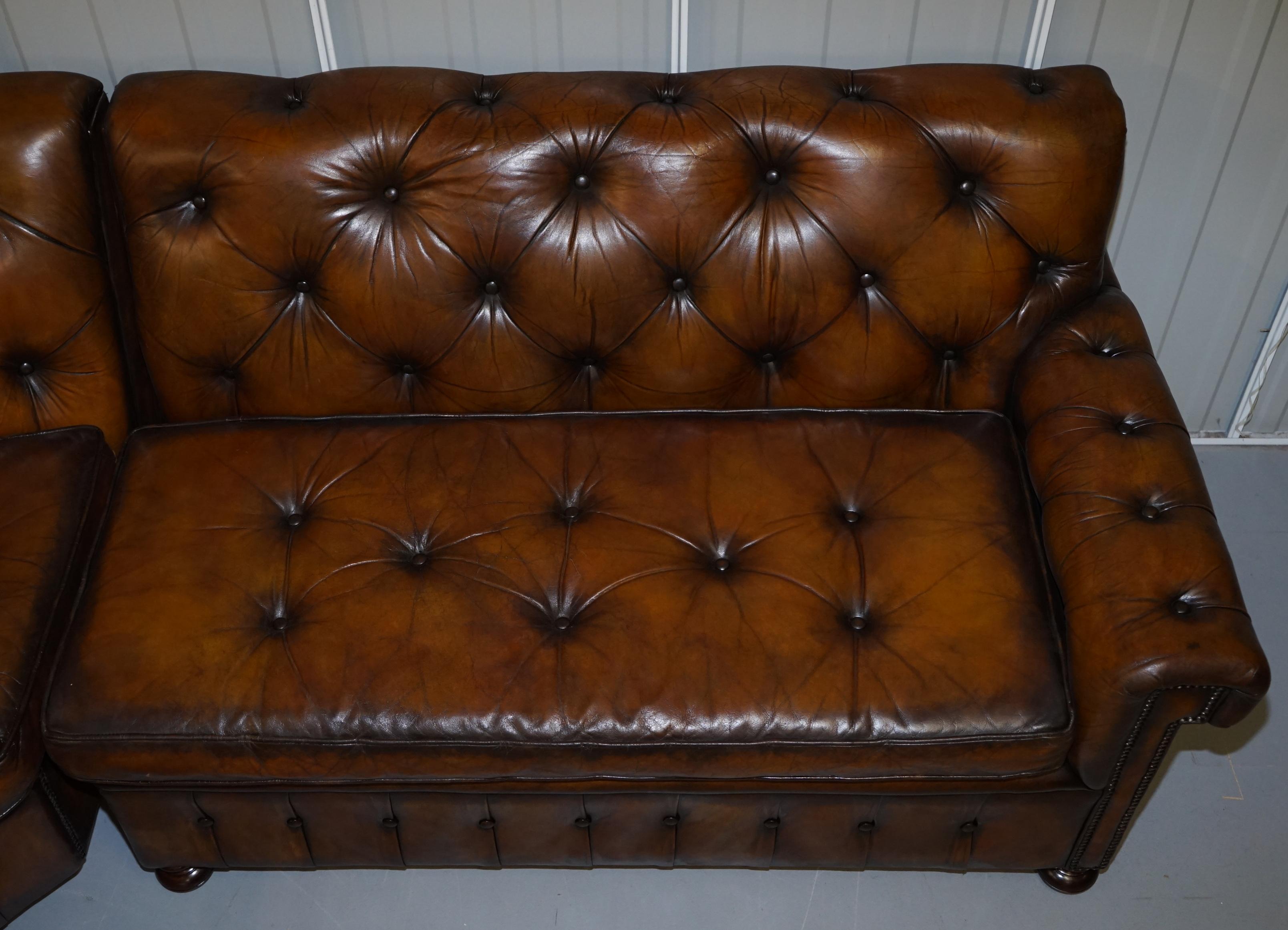 20ième siècle Vintage Harrods Chesterfield Sofa d'angle en cuir brun cigare teint à la main Noyer en vente