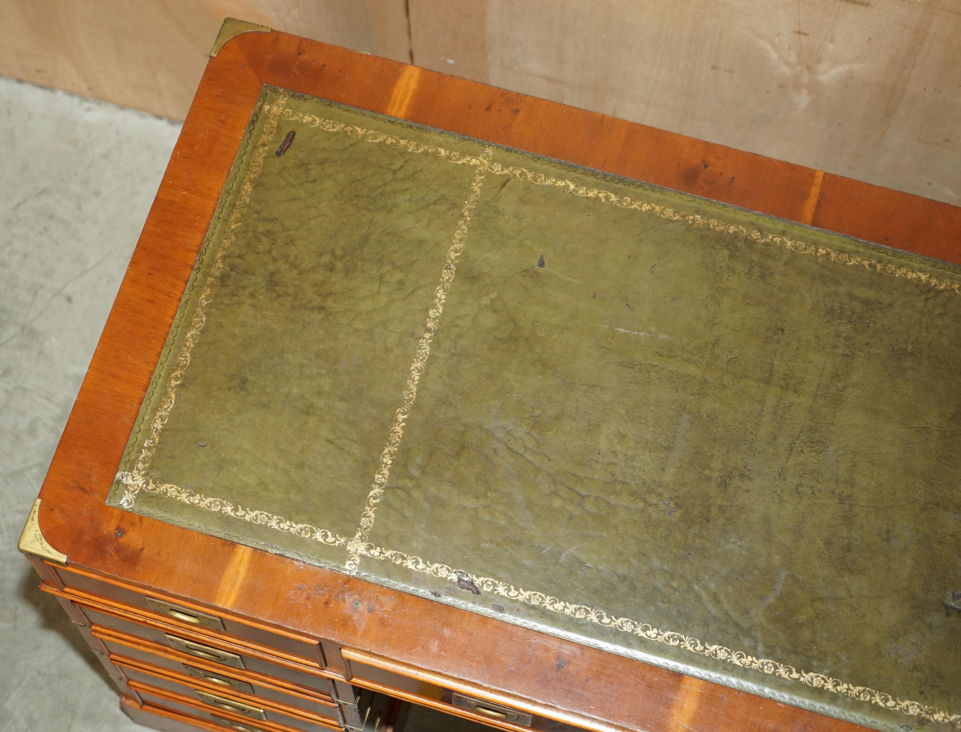 BUREAU DE PEDESTAL DE CAMPAGNE DE HARRODS VINTAGE EN CUIR VERT BURR YEW WOOD en vente 2