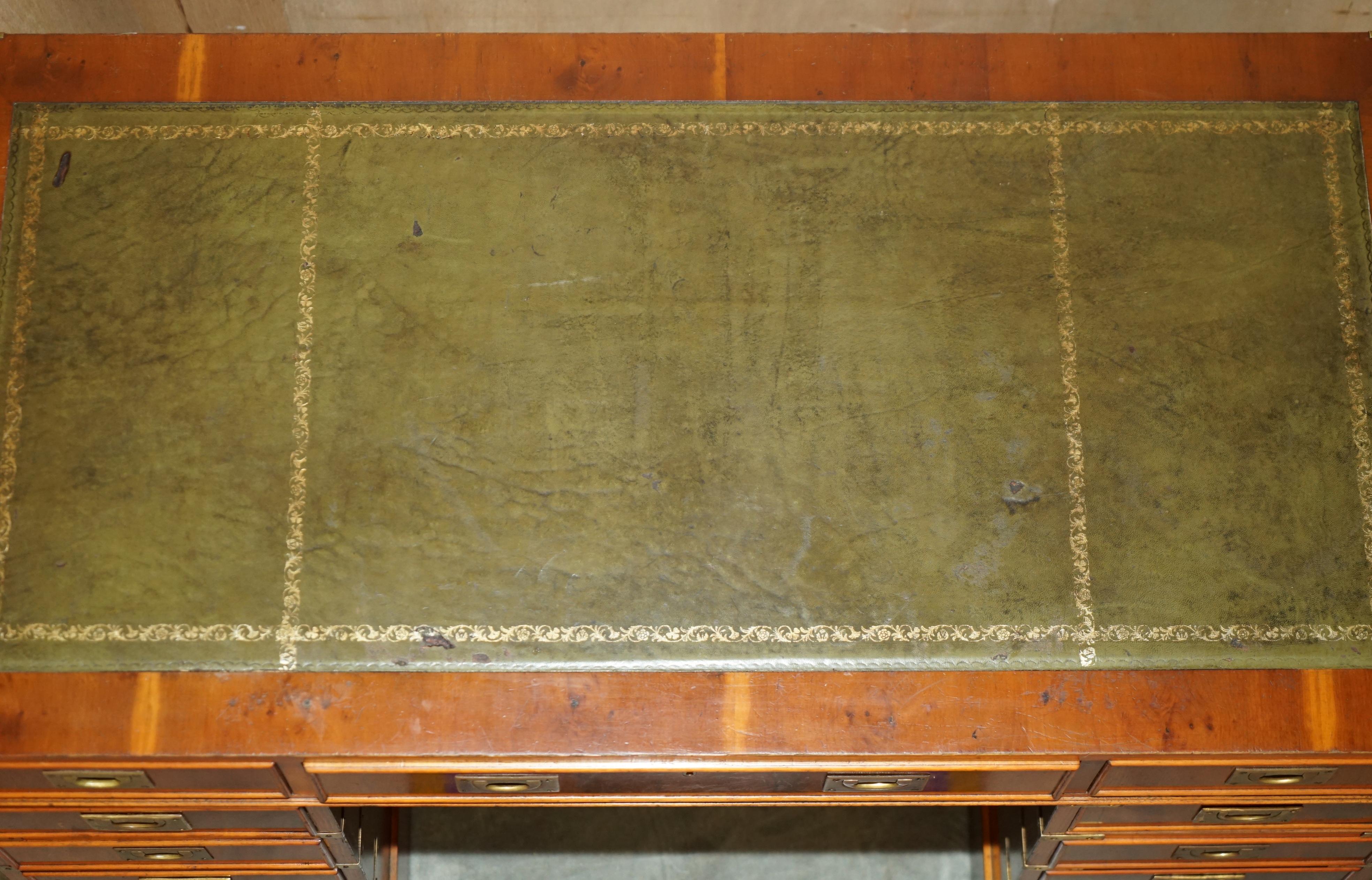 BUREAU DE PEDESTAL DE CAMPAGNE DE HARRODS VINTAGE EN CUIR VERT BURR YEW WOOD en vente 3