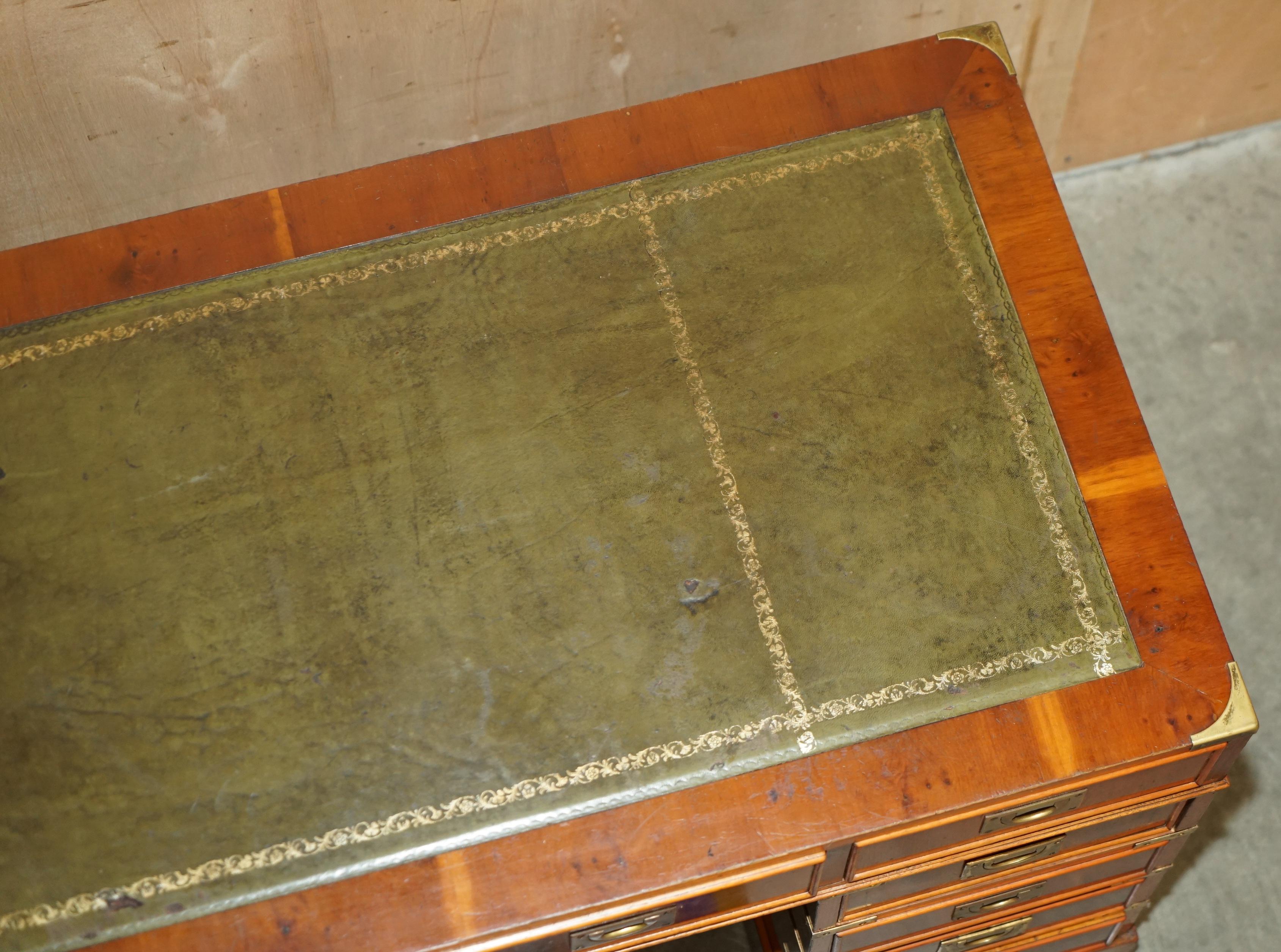 BUREAU DE PEDESTAL DE CAMPAGNE DE HARRODS VINTAGE EN CUIR VERT BURR YEW WOOD en vente 4