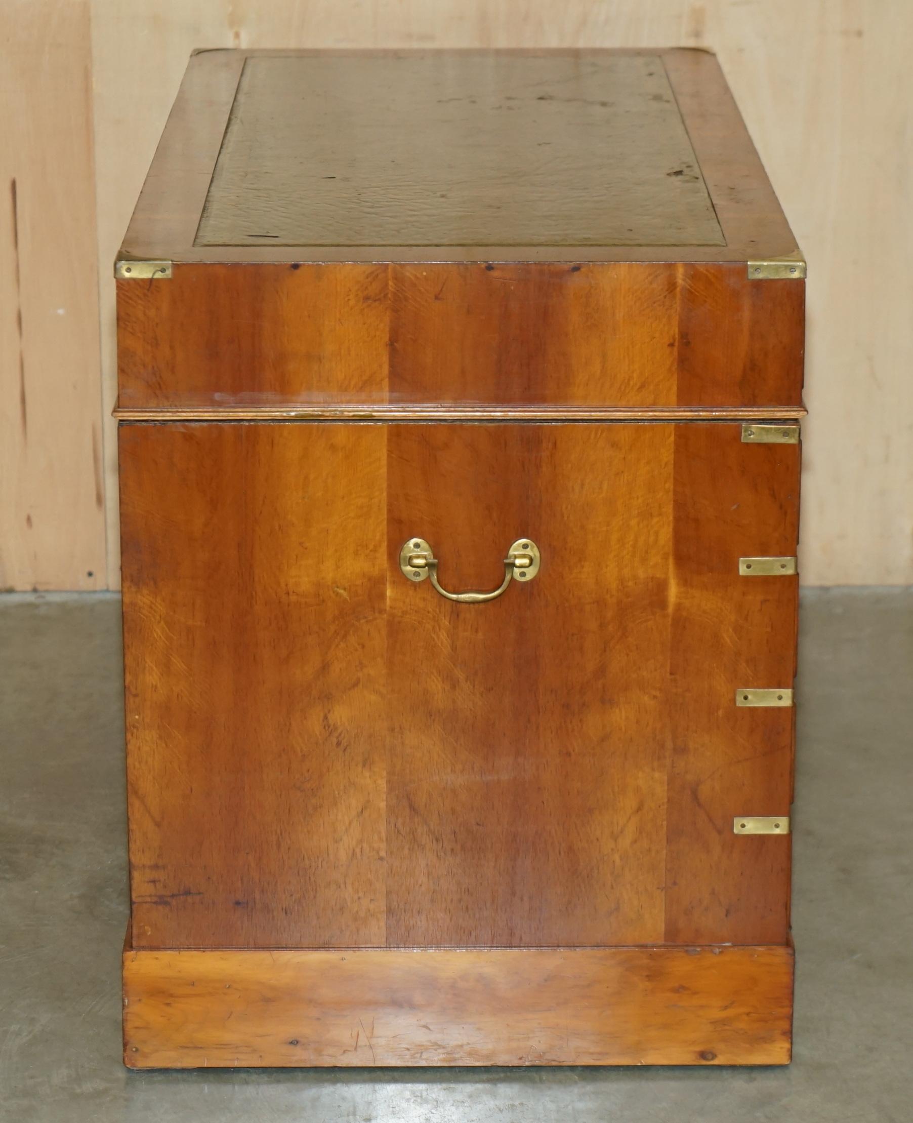 BUREAU DE PEDESTAL DE CAMPAGNE DE HARRODS VINTAGE EN CUIR VERT BURR YEW WOOD en vente 6
