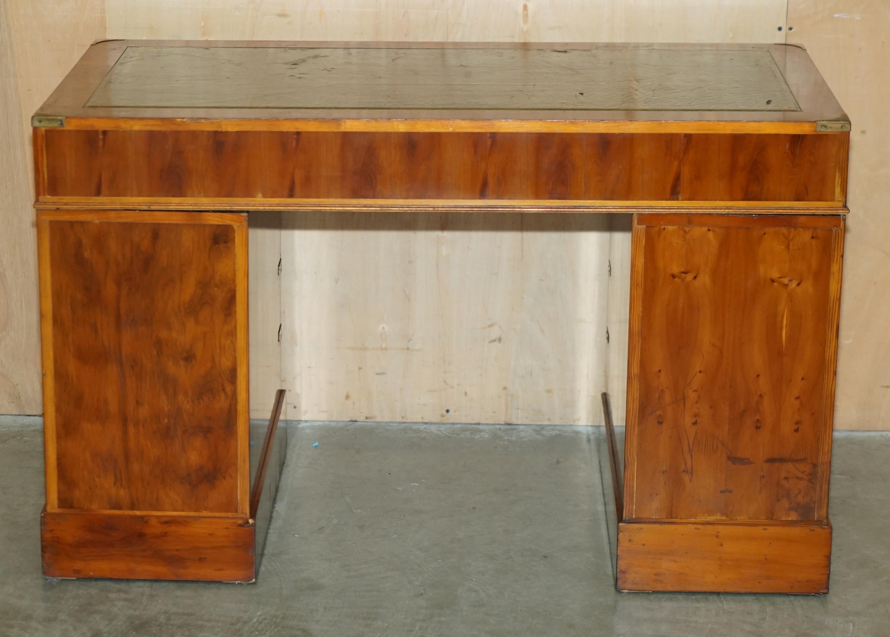 BUREAU DE PEDESTAL DE CAMPAGNE DE HARRODS VINTAGE EN CUIR VERT BURR YEW WOOD en vente 7