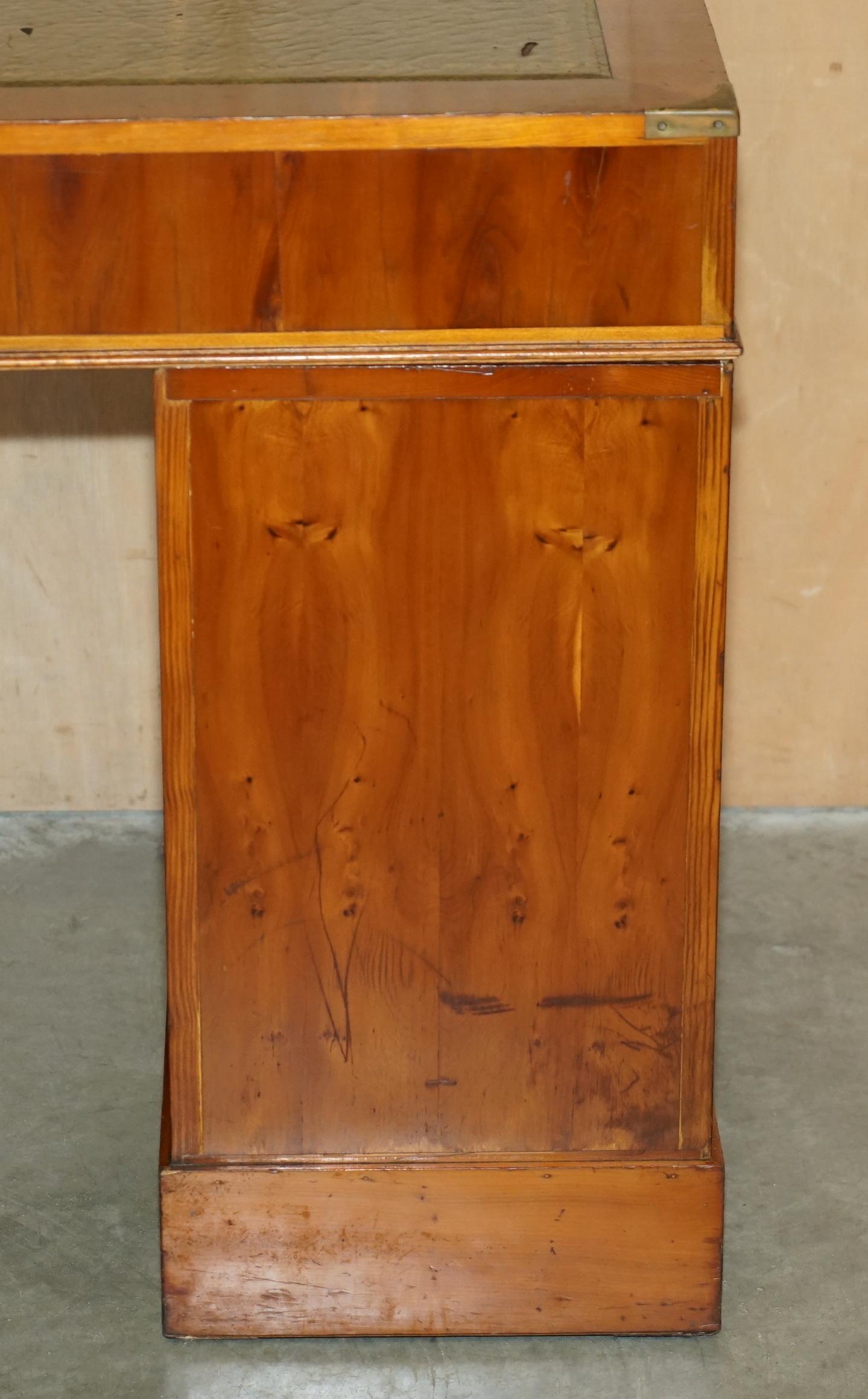 BUREAU DE PEDESTAL DE CAMPAGNE DE HARRODS VINTAGE EN CUIR VERT BURR YEW WOOD en vente 8