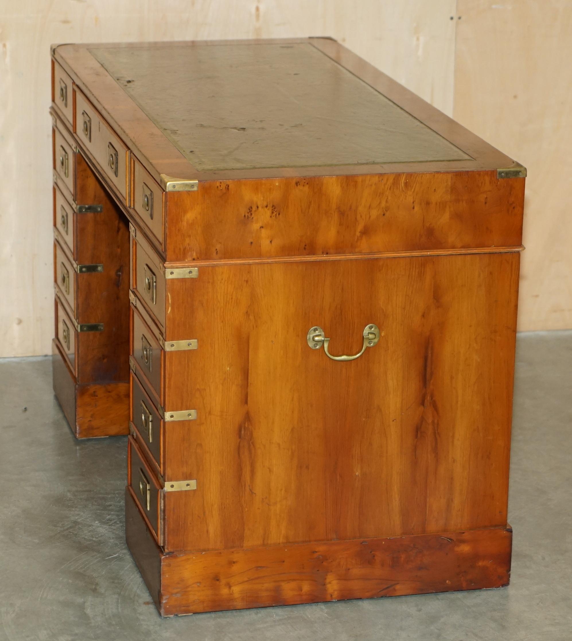 BUREAU DE PEDESTAL DE CAMPAGNE DE HARRODS VINTAGE EN CUIR VERT BURR YEW WOOD en vente 9