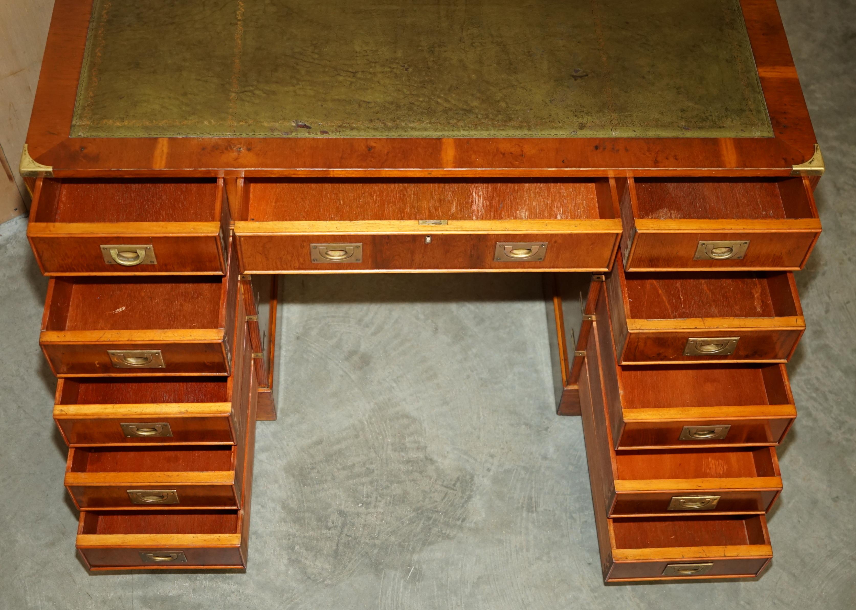 BUREAU DE PEDESTAL DE CAMPAGNE DE HARRODS VINTAGE EN CUIR VERT BURR YEW WOOD en vente 11