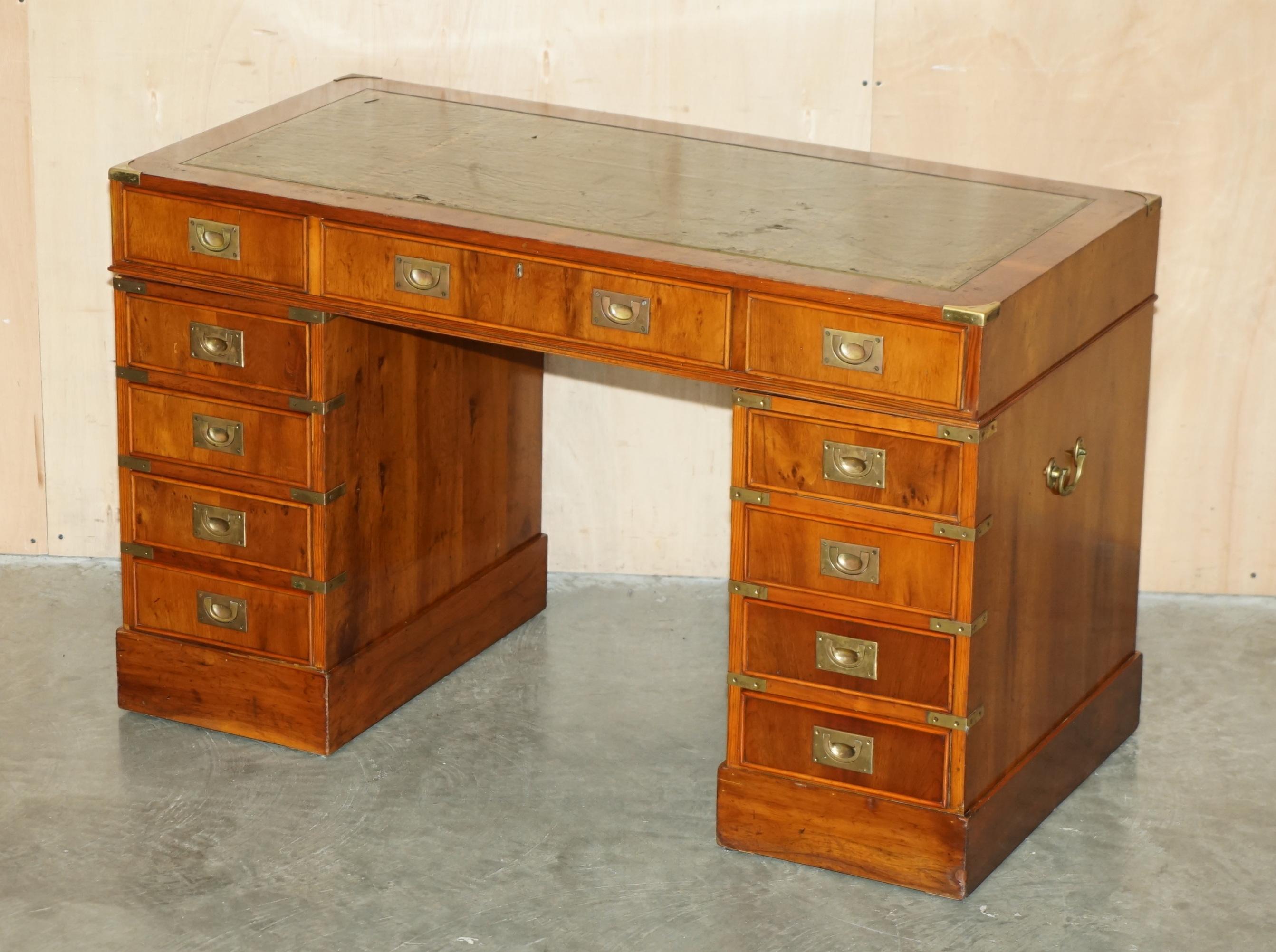 Royal House Antiques

Royal House Antiques a le plaisir d'offrir à la vente ce charmant bureau d'époque, vendu chez Harrods, à deux pieds, avec surface d'écriture en cuir vert.

Veuillez noter que les frais de livraison indiqués sont donnés à titre
