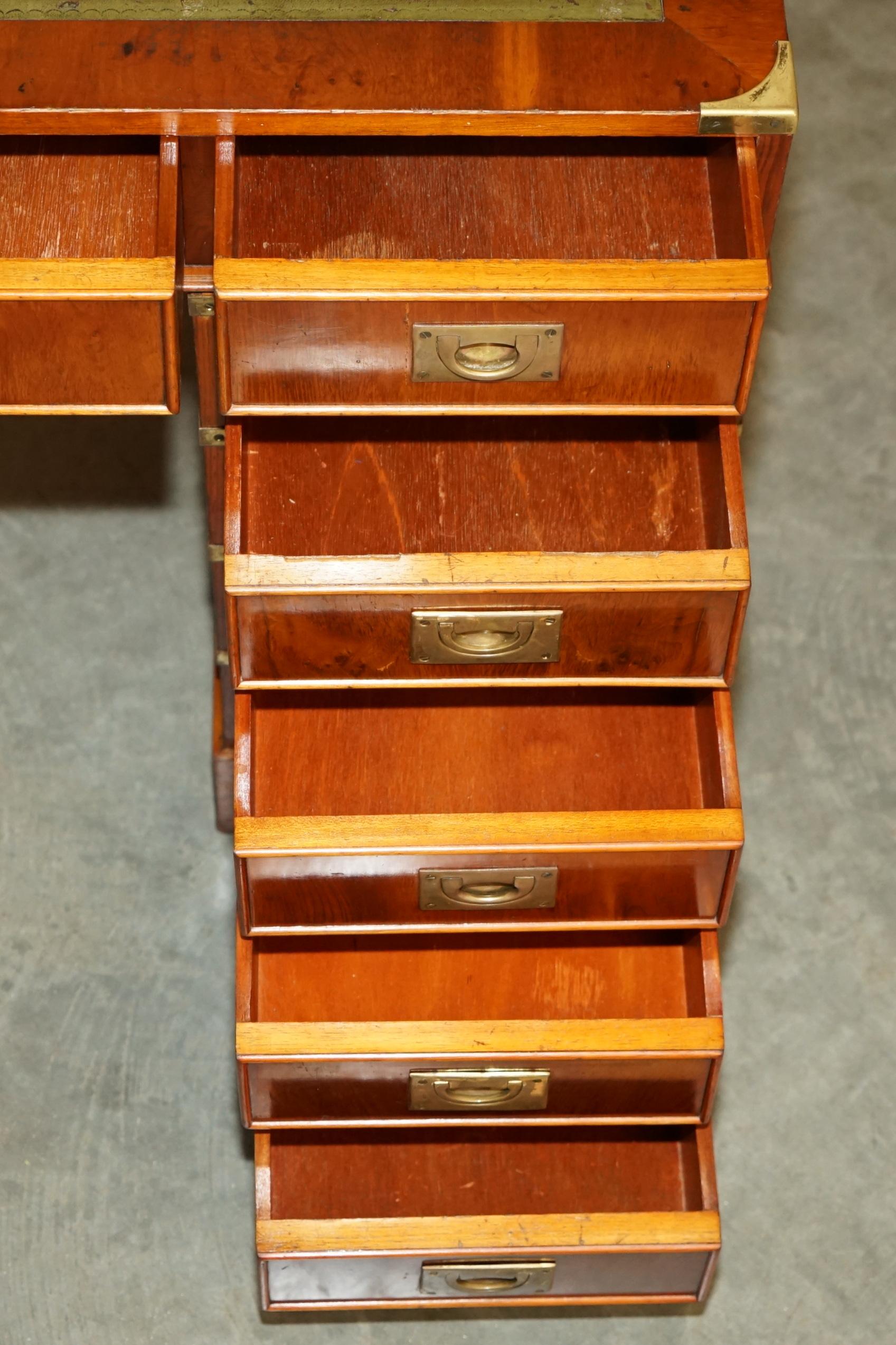 BUREAU DE PEDESTAL DE CAMPAGNE DE HARRODS VINTAGE EN CUIR VERT BURR YEW WOOD en vente 12