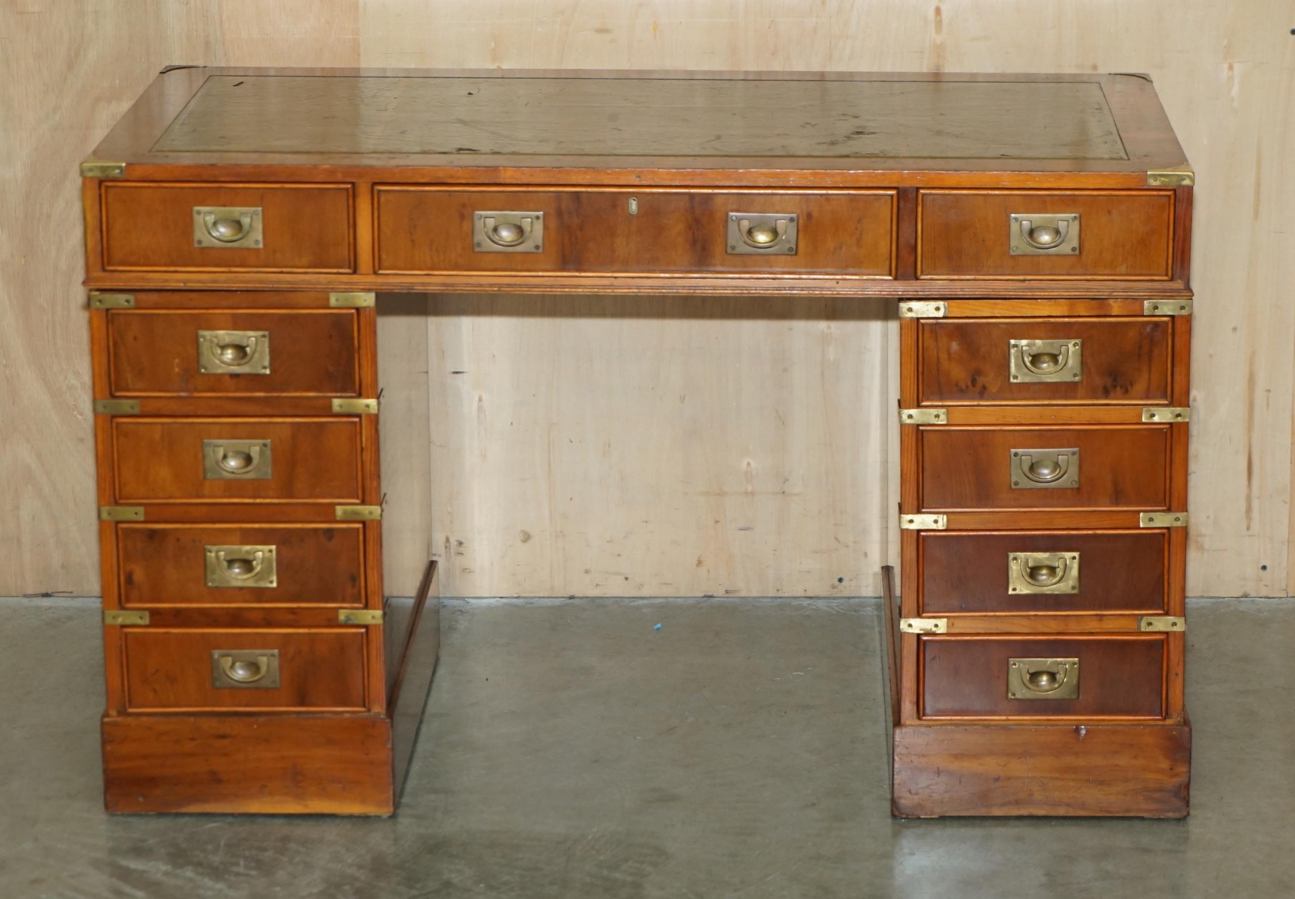Campagne BUREAU DE PEDESTAL DE CAMPAGNE DE HARRODS VINTAGE EN CUIR VERT BURR YEW WOOD en vente