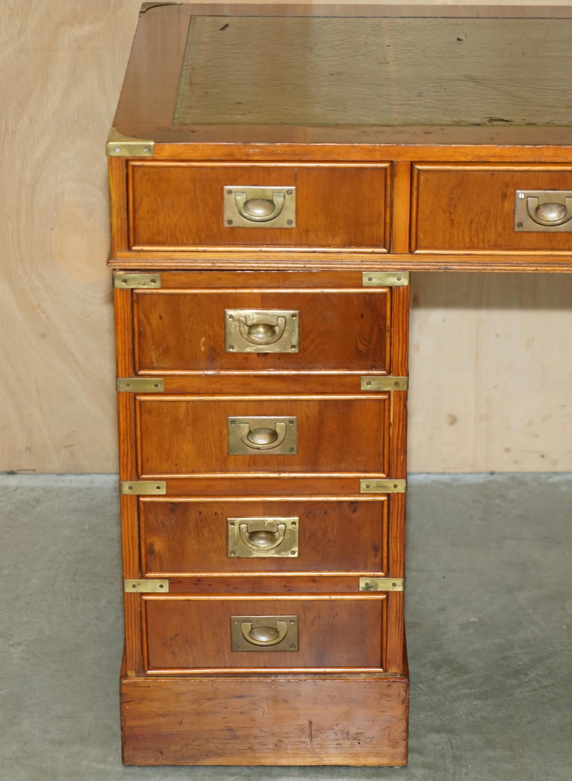 Anglais BUREAU DE PEDESTAL DE CAMPAGNE DE HARRODS VINTAGE EN CUIR VERT BURR YEW WOOD en vente
