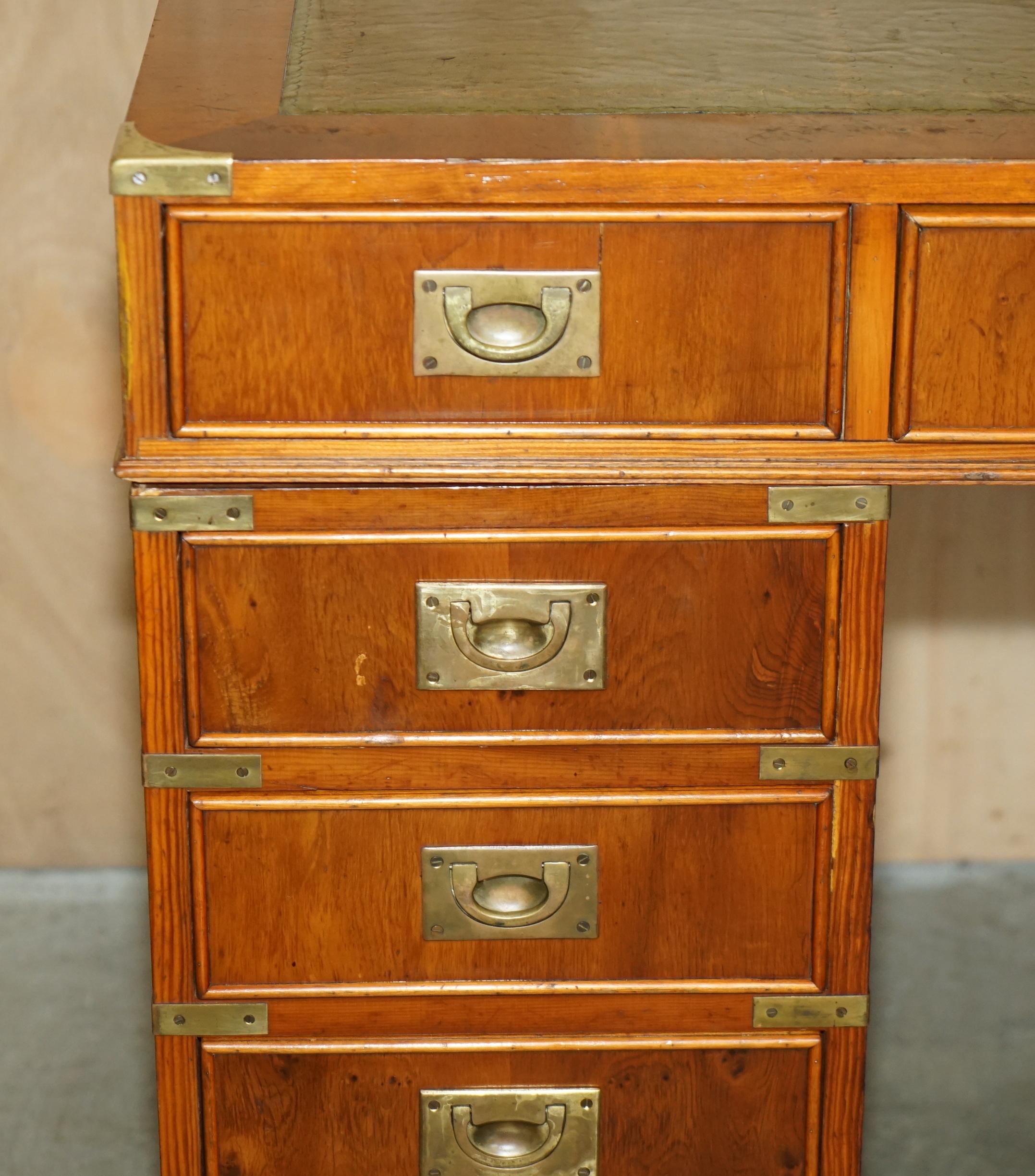 Fait main BUREAU DE PEDESTAL DE CAMPAGNE DE HARRODS VINTAGE EN CUIR VERT BURR YEW WOOD en vente