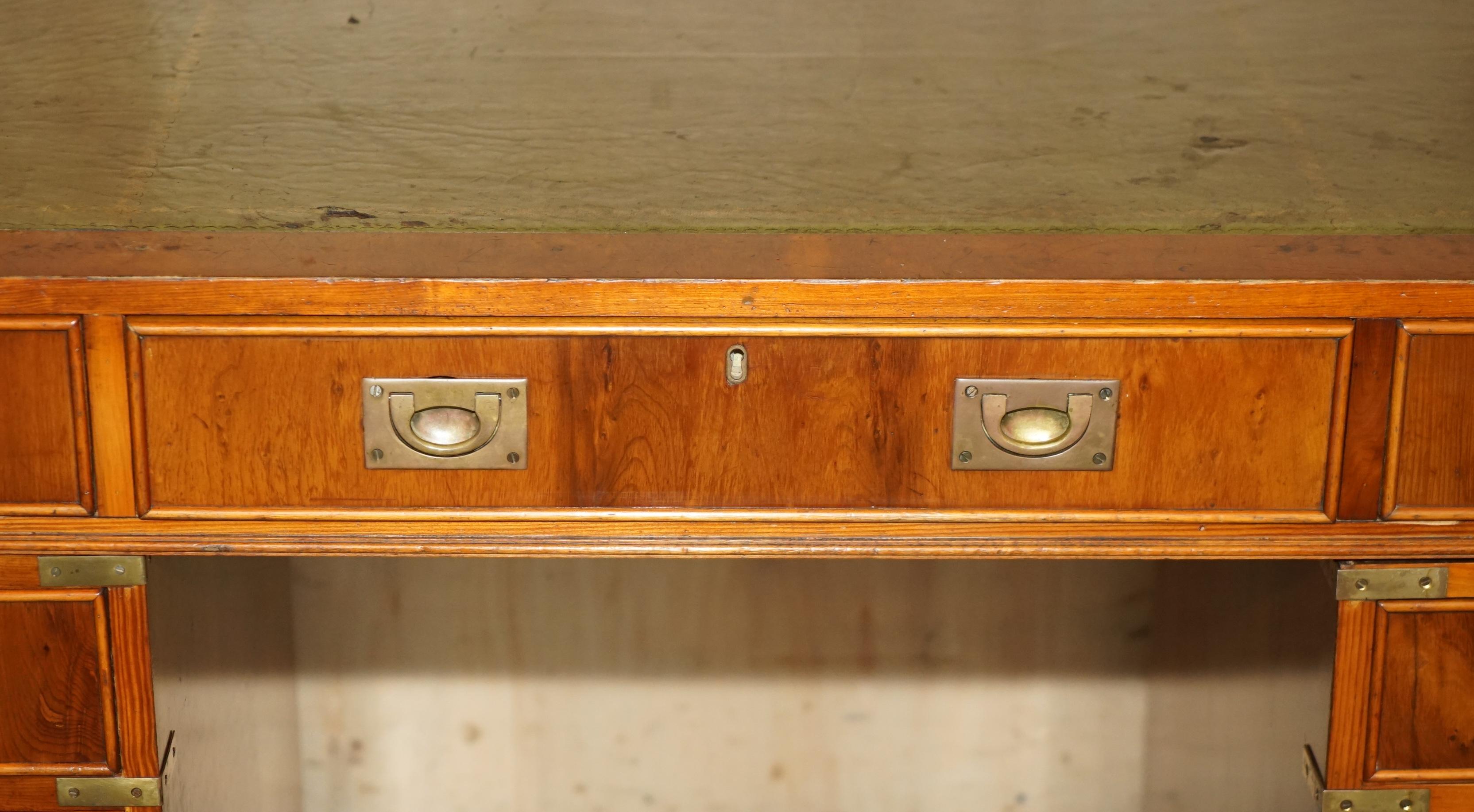 20ième siècle BUREAU DE PEDESTAL DE CAMPAGNE DE HARRODS VINTAGE EN CUIR VERT BURR YEW WOOD en vente