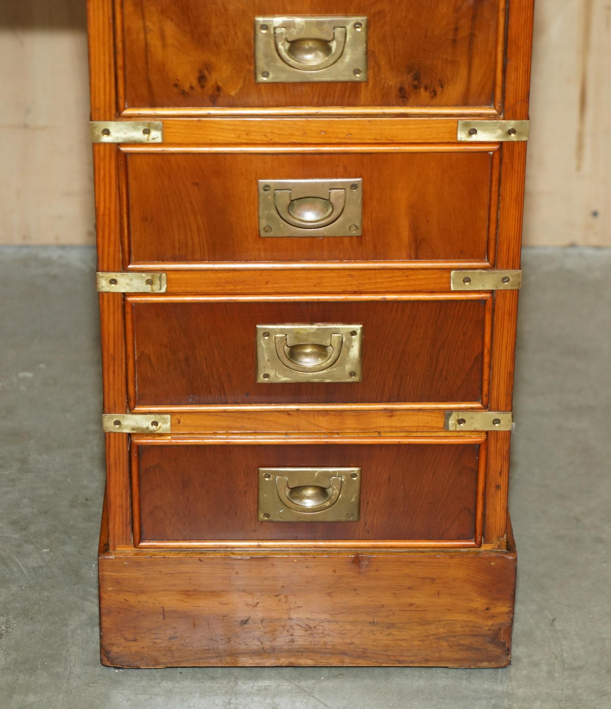 Cuir BUREAU DE PEDESTAL DE CAMPAGNE DE HARRODS VINTAGE EN CUIR VERT BURR YEW WOOD en vente