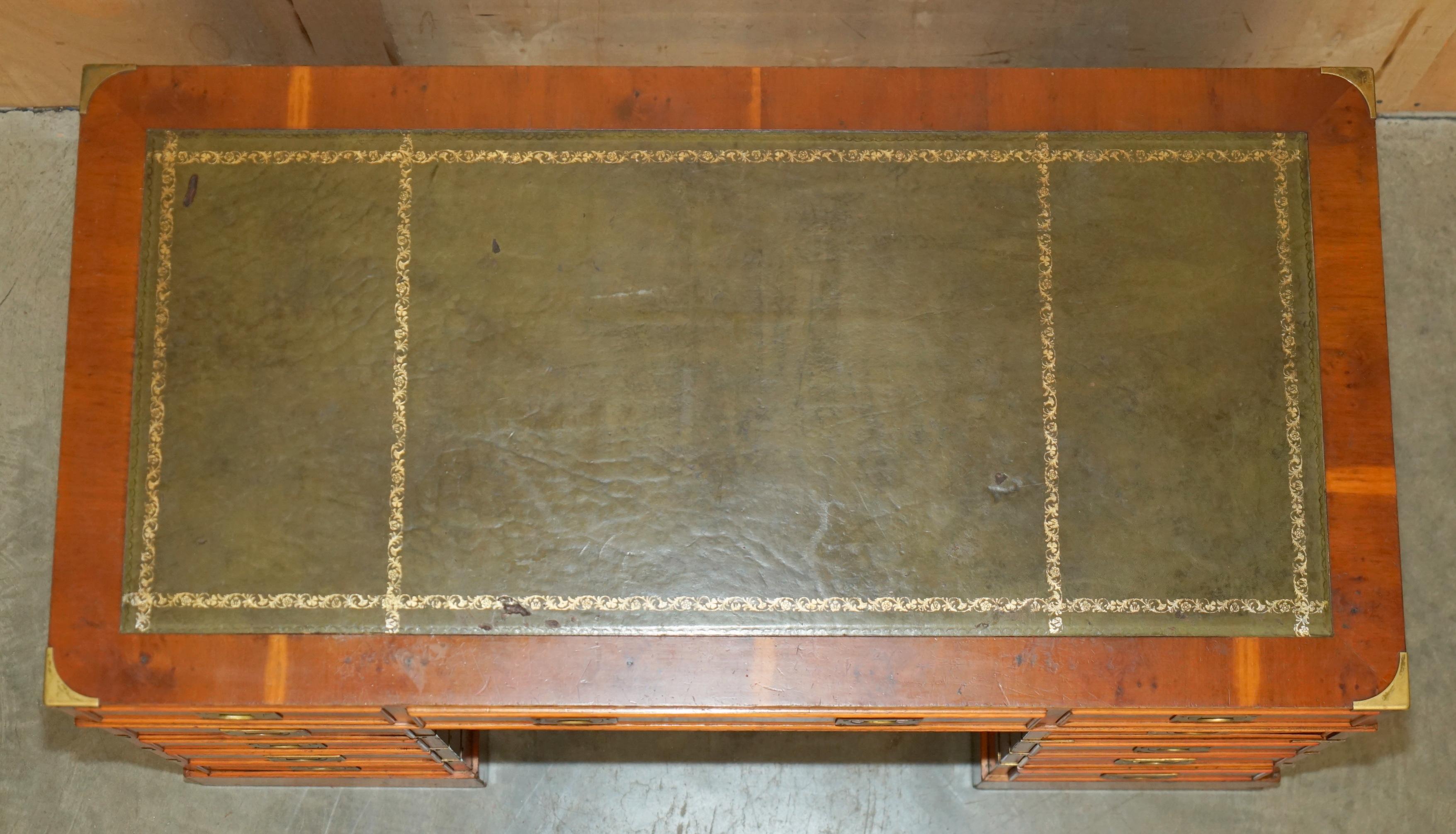 BUREAU DE PEDESTAL DE CAMPAGNE DE HARRODS VINTAGE EN CUIR VERT BURR YEW WOOD en vente 1