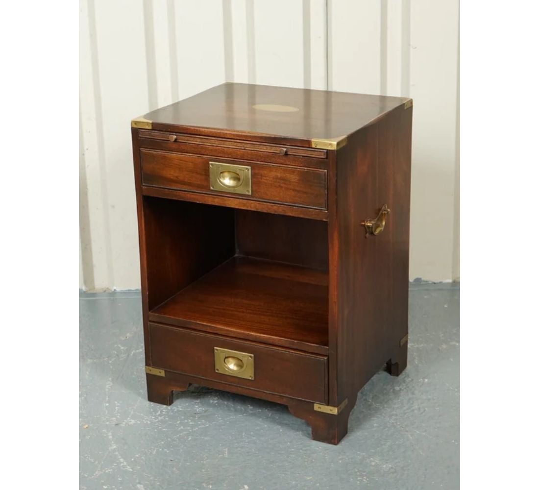 We are delighted to offer for sale this vintage military campaign mahogany bedside end table.

A very well-made piece of furniture, highly desirable as the years go by, campaign furniture only gets increasingly popular and as I have seen myself in