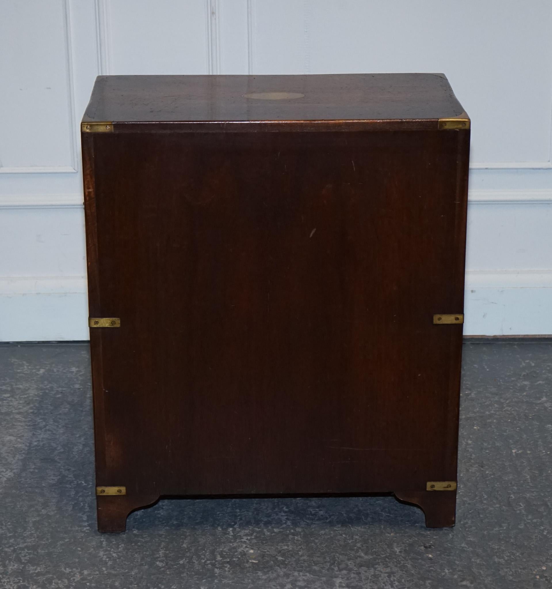 Siamo lieti di offrire in vendita questo bellissimo Kennedy d'epoca per la campagna di Harrods.

Questa cassettiera vintage da campagna militare Harrods Kennedy è un mobile straordinario che emana un'eleganza senza tempo. Dispone di cinque cassetti