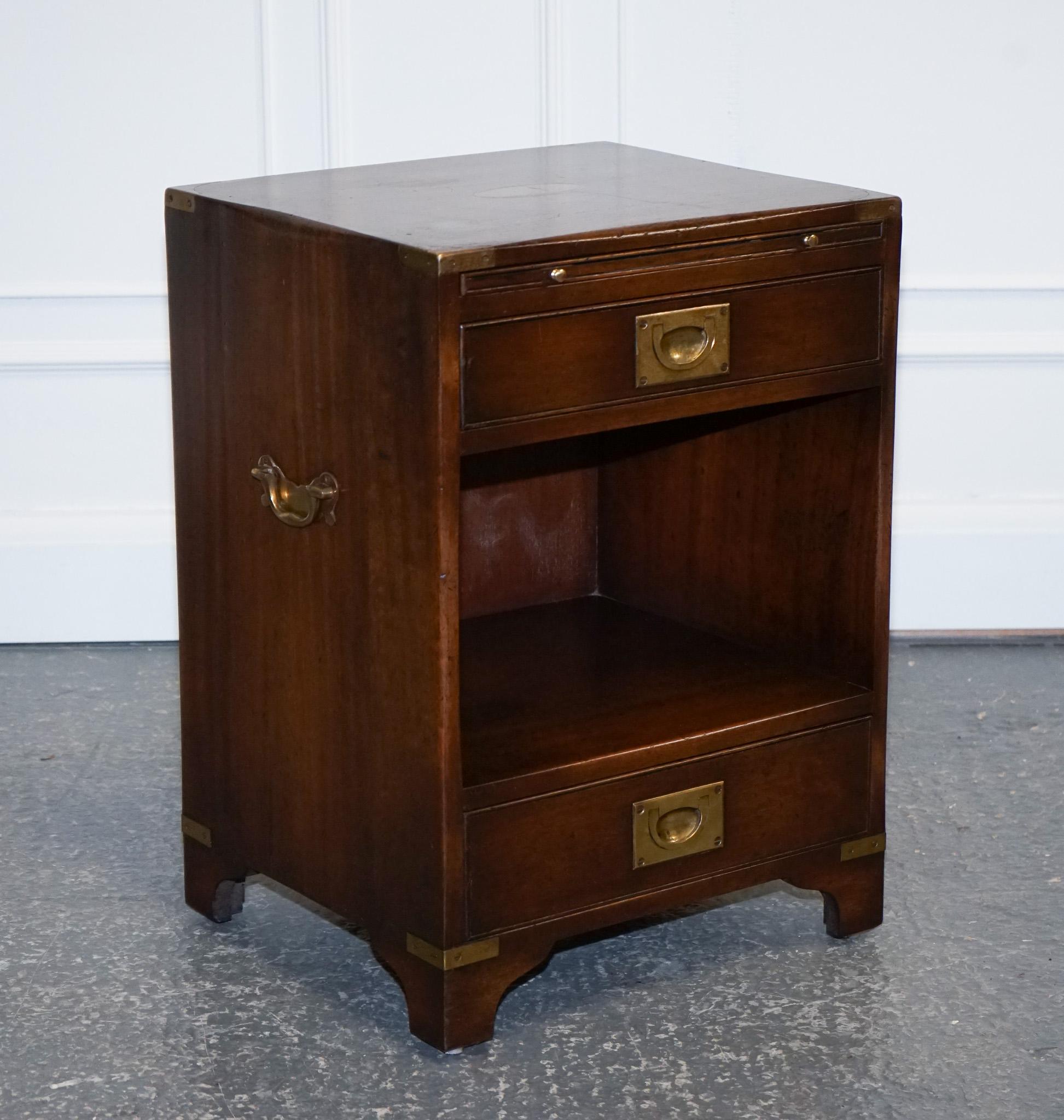 We are excited to present this outstanding vintage military campaign mahogany bedside end table.

This vintage Harrods Kennedy military campaign mahogany bedside end table is a true statement piece for any bedroom. It features two drawers and an