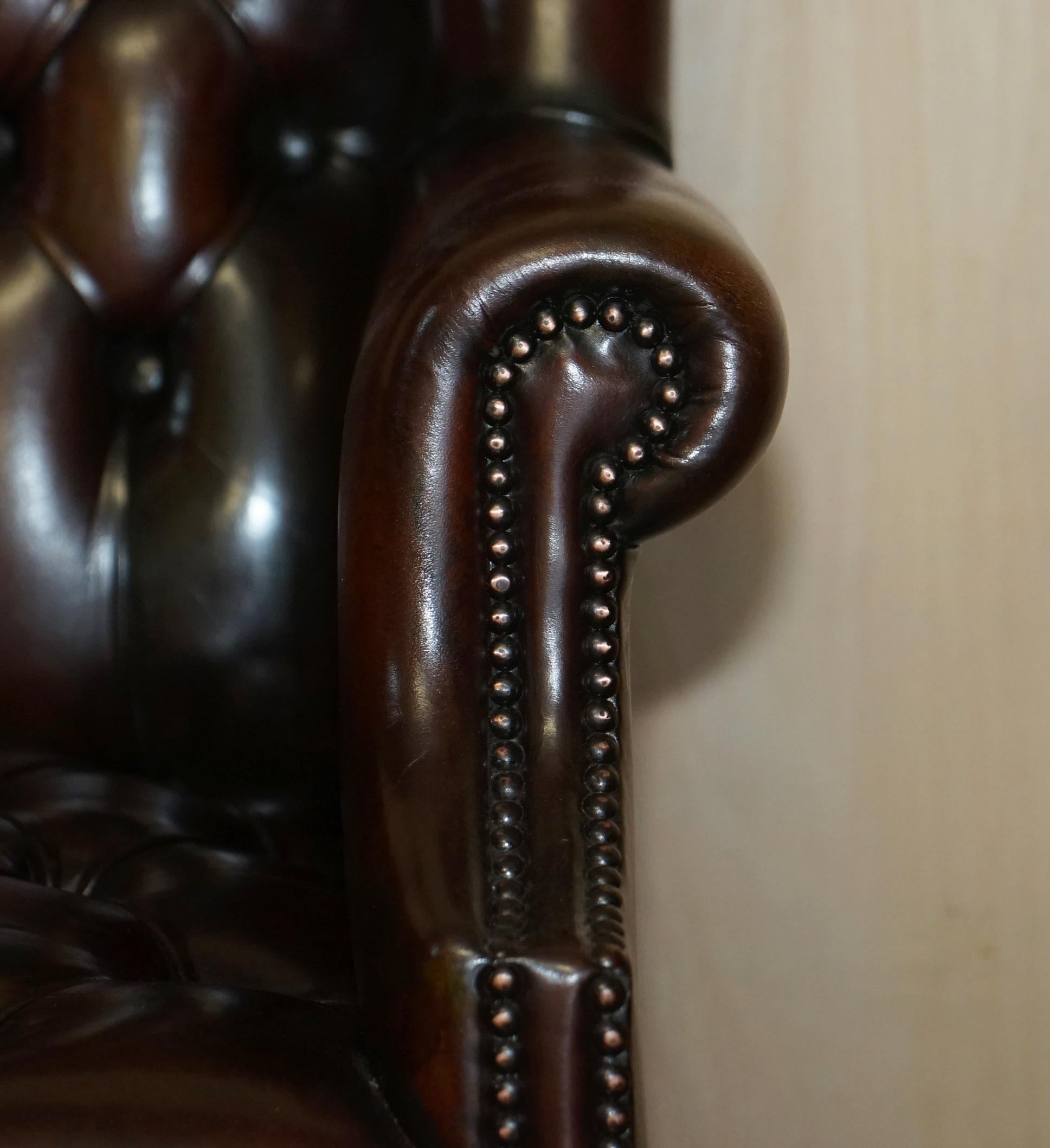 Fauteuil pivotant vintage Harrods London de capitaine Wingback en cuir marron en vente 3