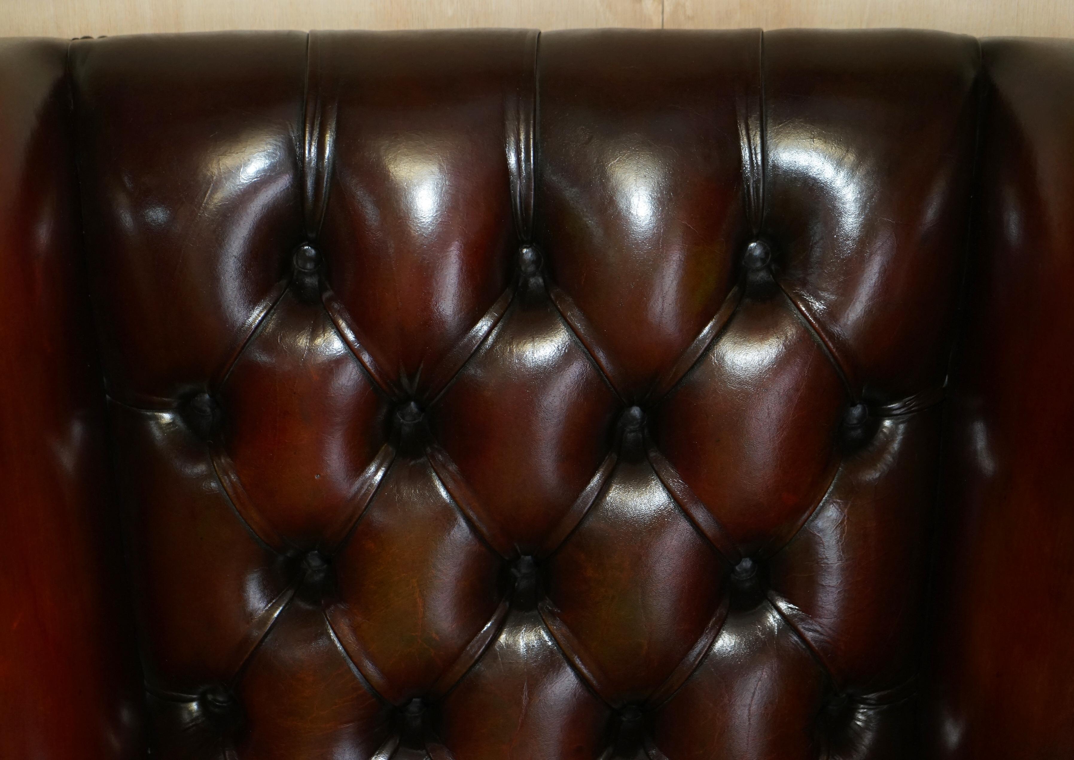 Fauteuil pivotant vintage Harrods London de capitaine Wingback en cuir marron en vente 7