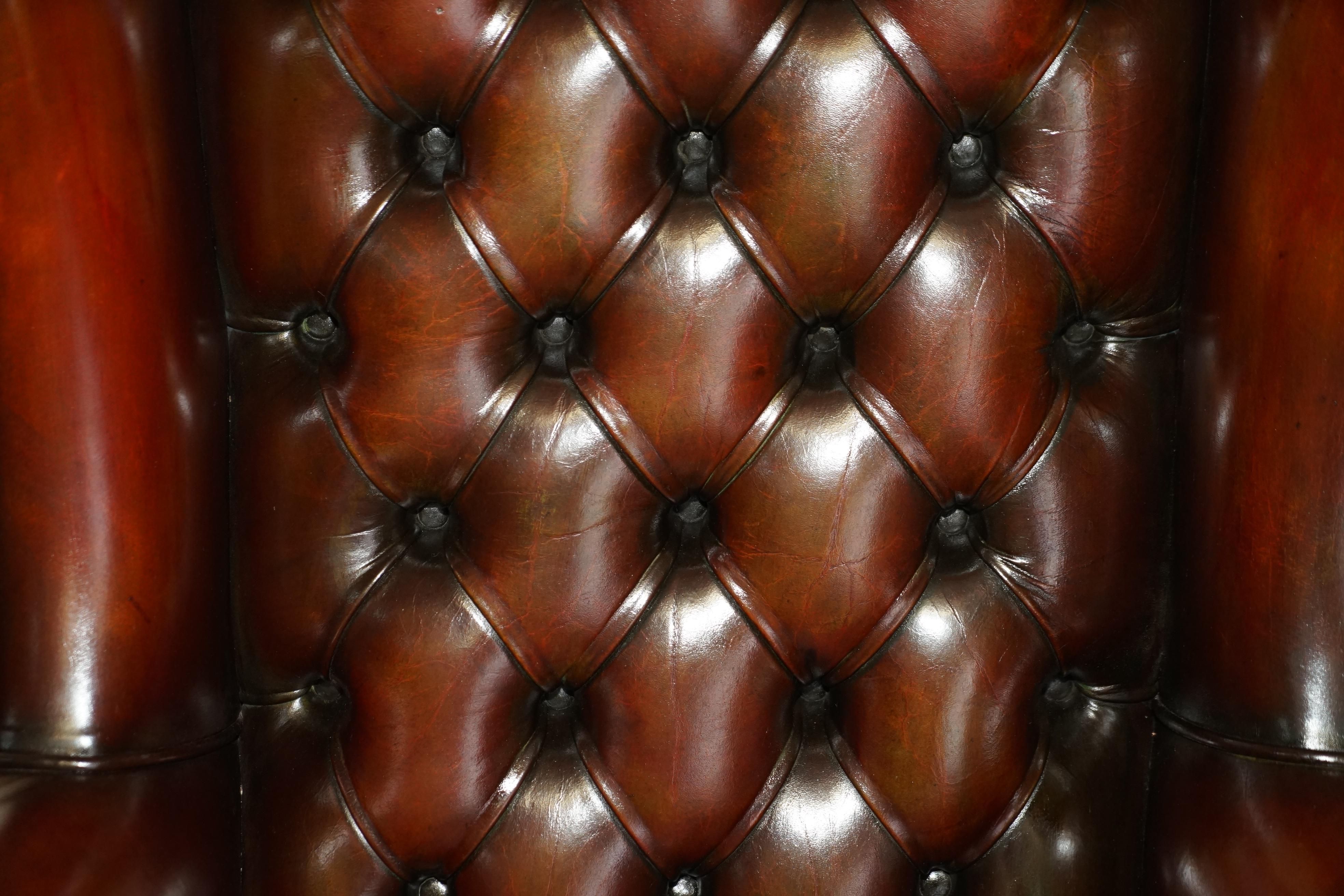 Fauteuil pivotant vintage Harrods London de capitaine Wingback en cuir marron en vente 8