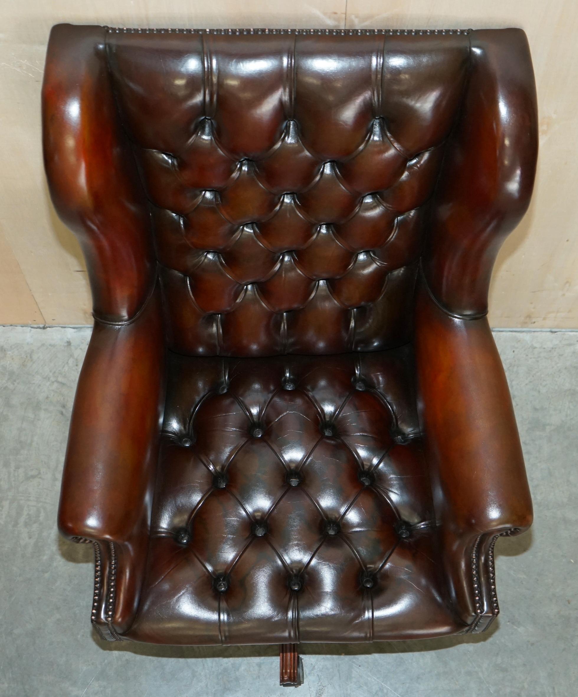 Fauteuil pivotant vintage Harrods London de capitaine Wingback en cuir marron en vente 9