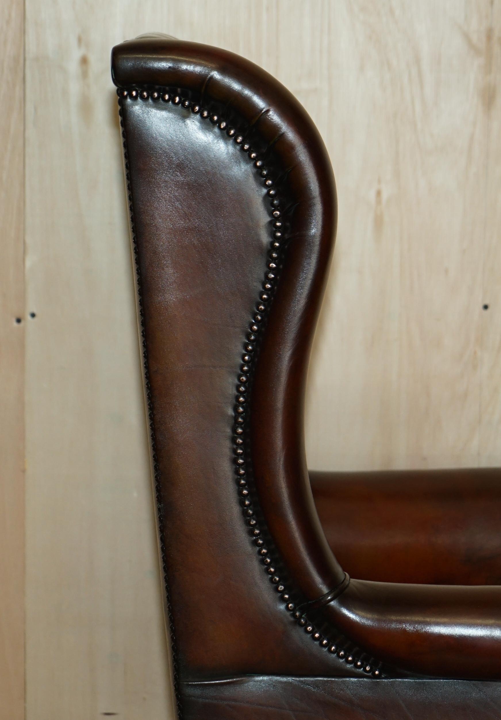 Fauteuil pivotant vintage Harrods London de capitaine Wingback en cuir marron en vente 11