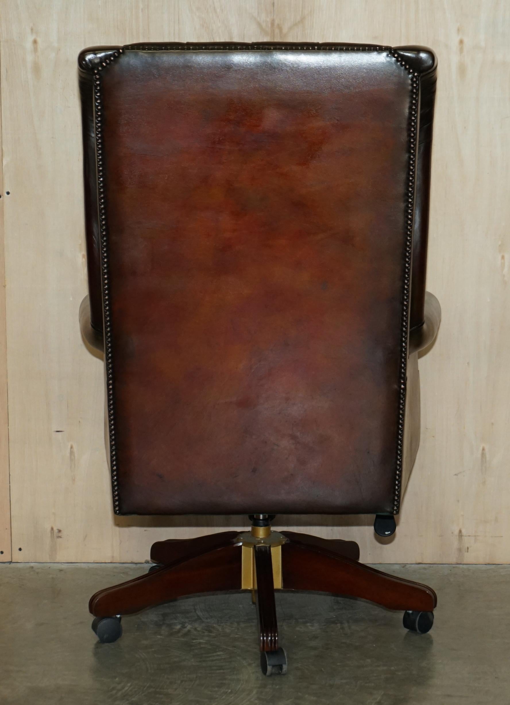 Fauteuil pivotant vintage Harrods London de capitaine Wingback en cuir marron en vente 12