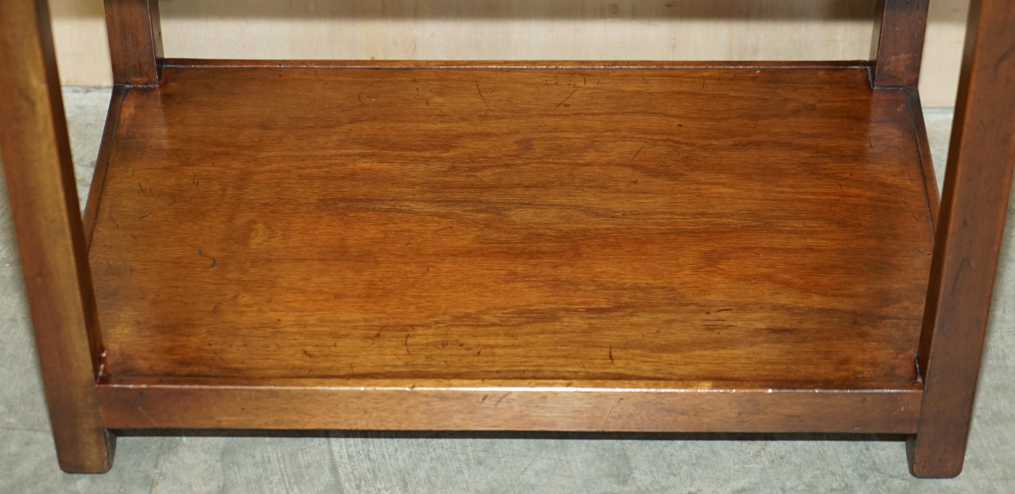 Laiton Table d'appoint vintage Harrods London Kennedy de campagne militaire en bois dur pour la haute table d'appoint en vente