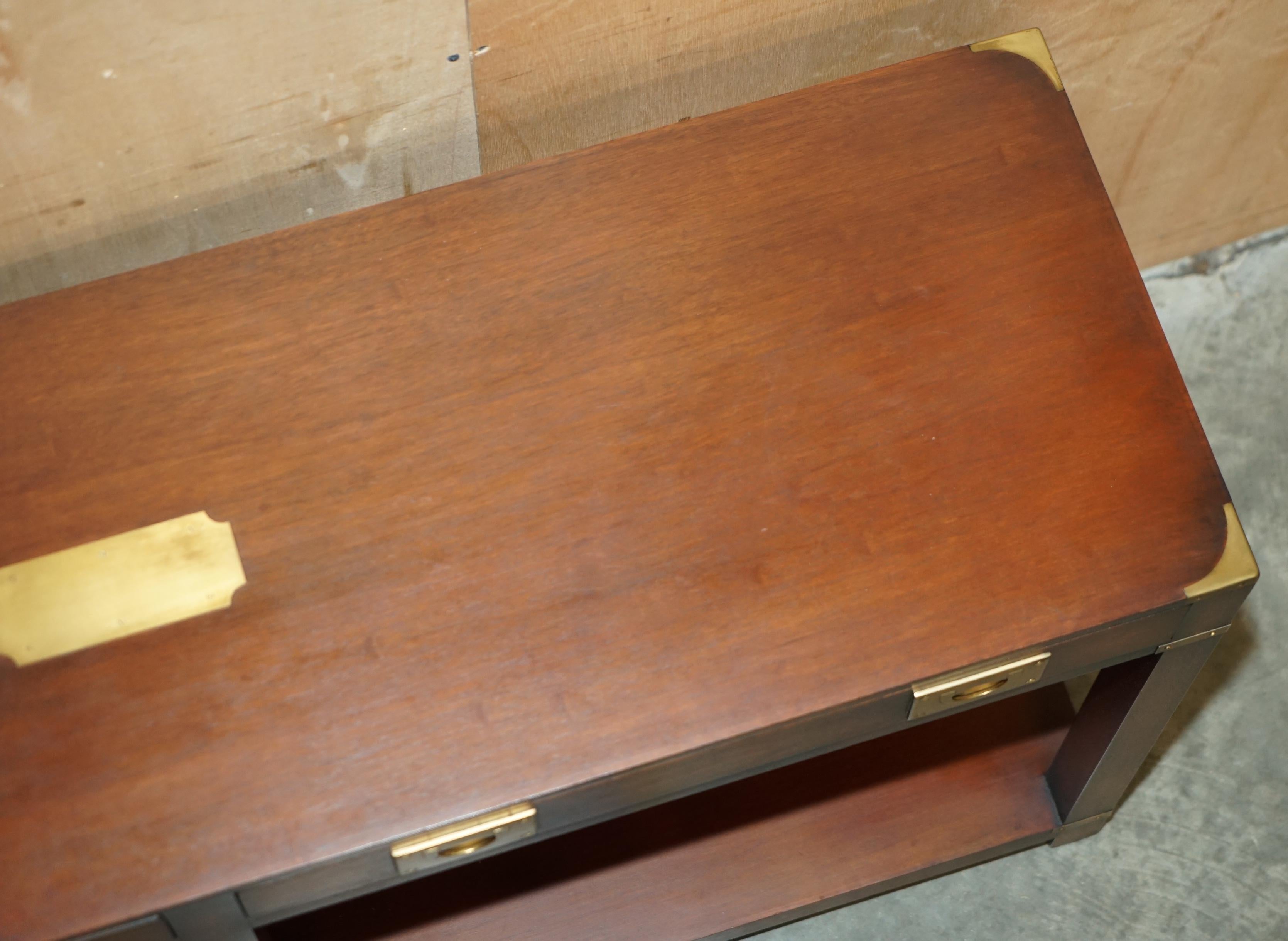 ViNTAGE HARRODS LONDON KENNEDY TWIN DRAWER MILITARY CAMPAIGN CONSOLE TABLE For Sale 4