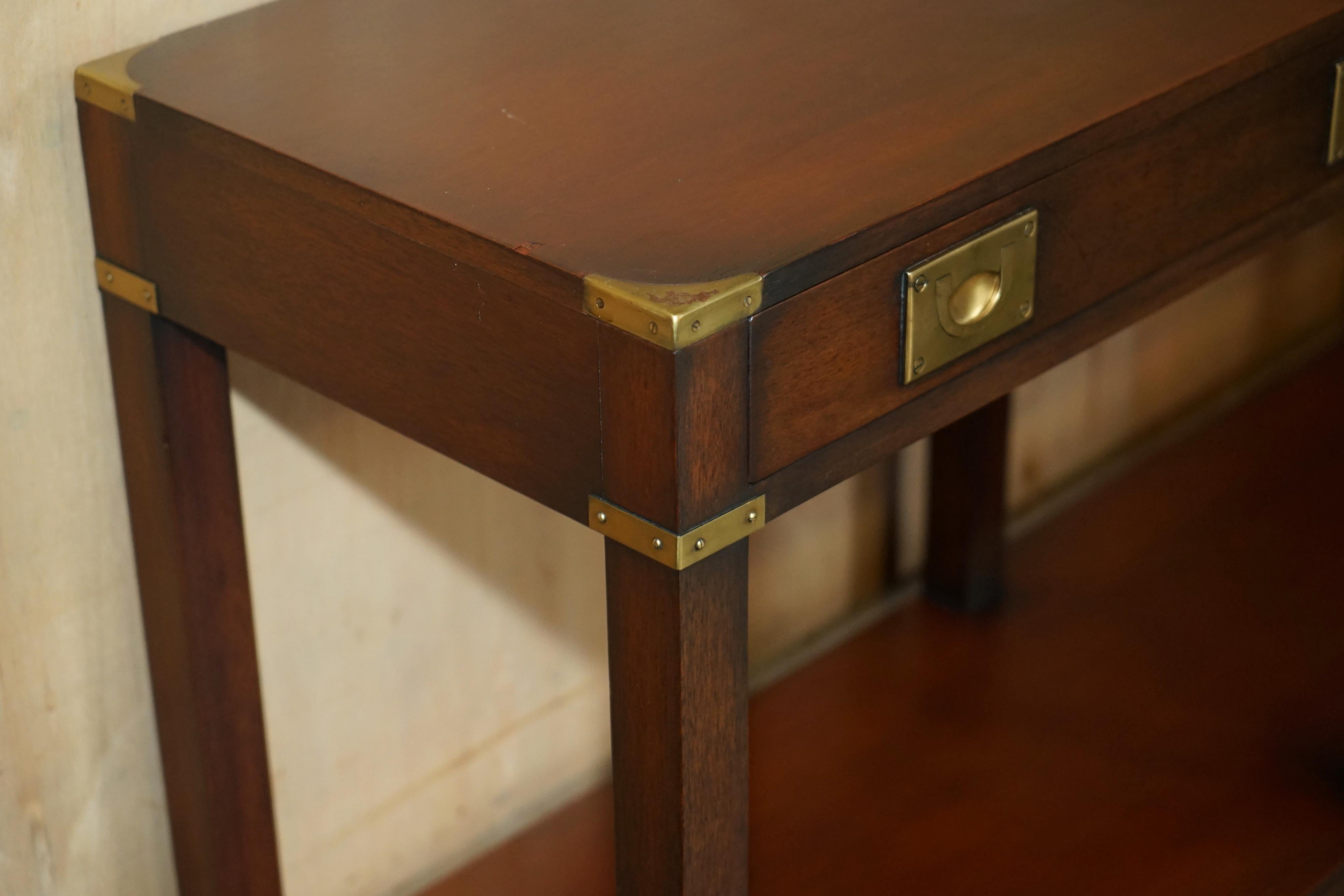 ViNTAGE HARRODS LONDON KENNEDY TWIN DRAWER MILITARY CAMPAIGN CONSOLE TABLE In Good Condition For Sale In West Sussex, Pulborough