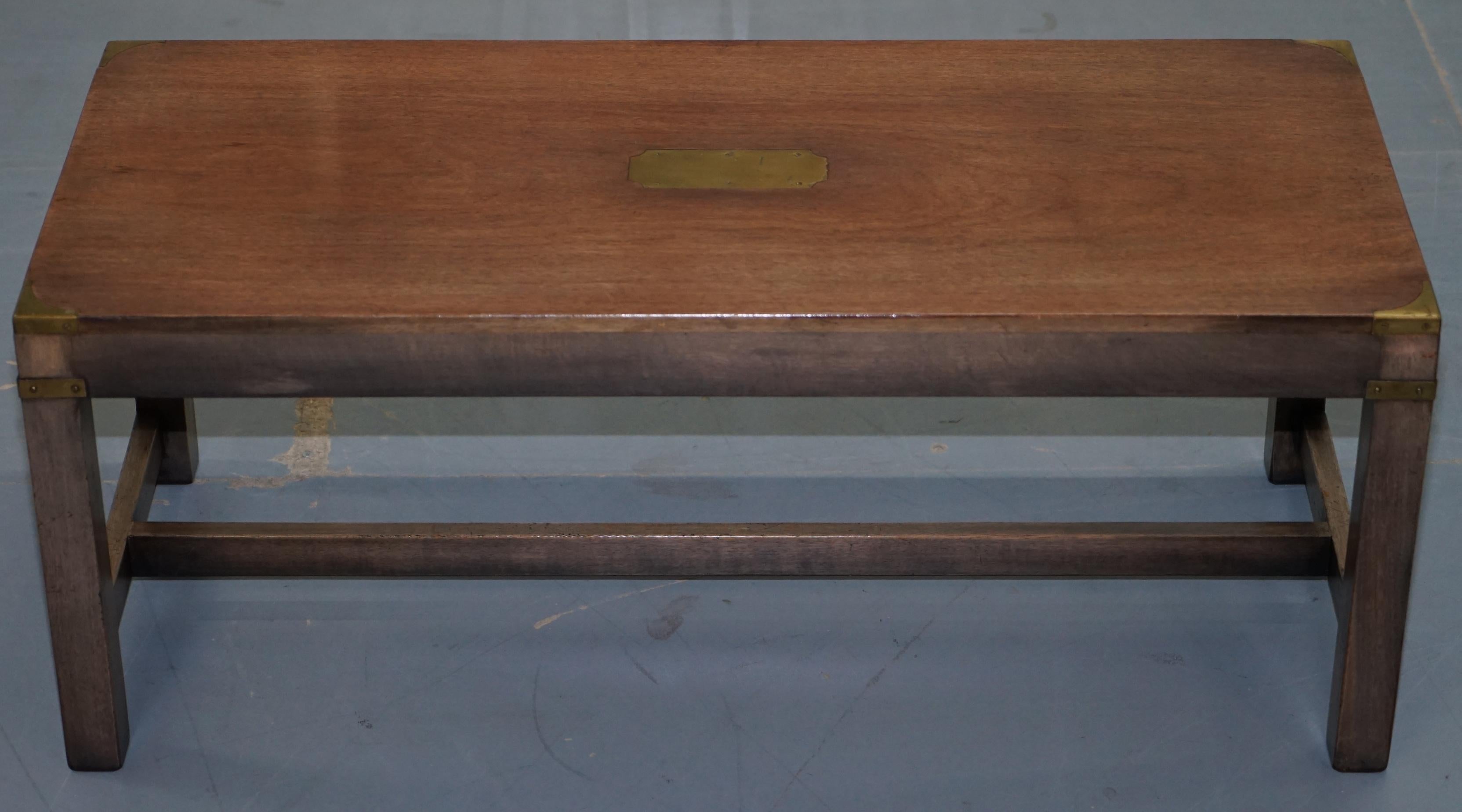 Wir freuen uns, zum Verkauf dieser atemberaubenden RRP £ 2250 Harrods London mittelgroße Mahagoni militärische Kampagne Couchtisch Messingbeschläge bieten

Dieser Tisch ist in Vintage-Zustand, hat das Holz verblasst und es hat eine schöne