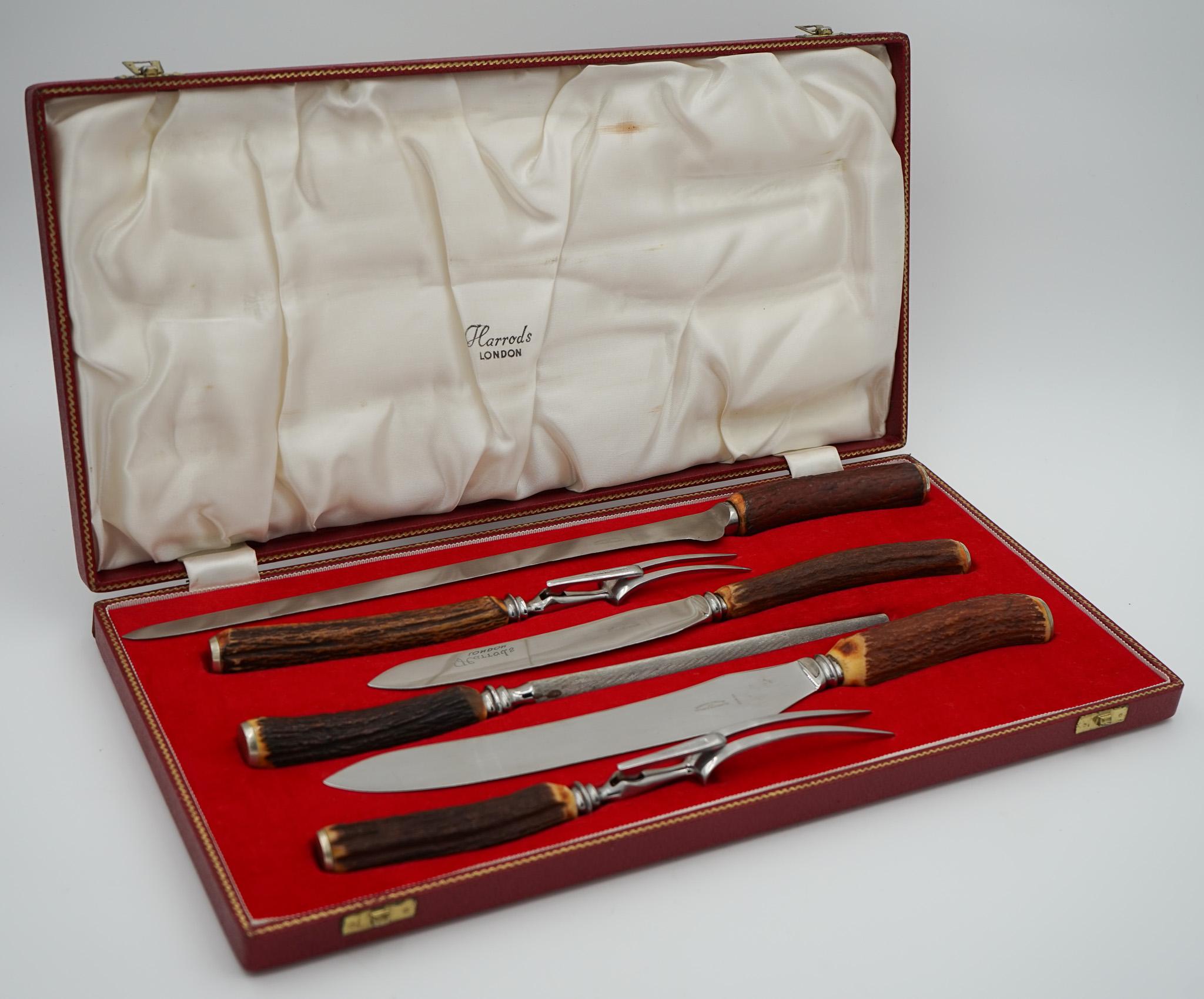 
Estamos encantados de poner a la venta este Precioso Juego de Tallar de Acero Inoxidable con Mango de Ciervo Vintage Harrods London En Caja Roja. 

 Por favor, examine detenidamente las fotos para ver el estado antes de comprar, ya que forman parte
