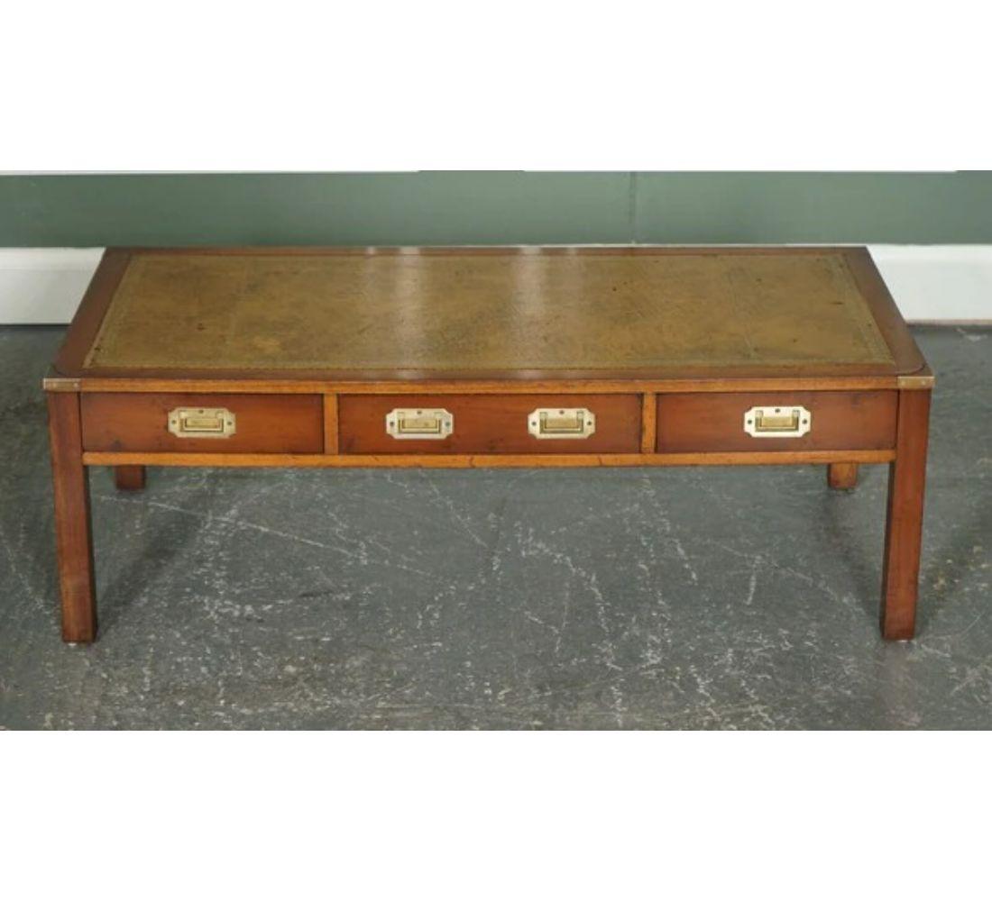 Vintage Harrods Mesa de centro de campaña militar de madera de tejo con cuero repujado Británico en venta