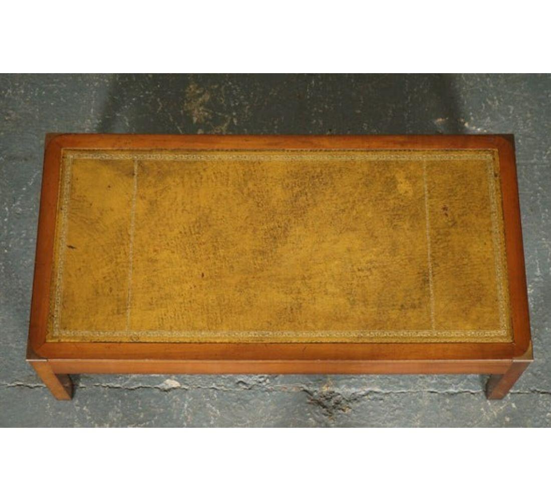 Vintage Harrods Mesa de centro de campaña militar de madera de tejo con cuero repujado en Bueno estado para la venta en Pulborough, GB