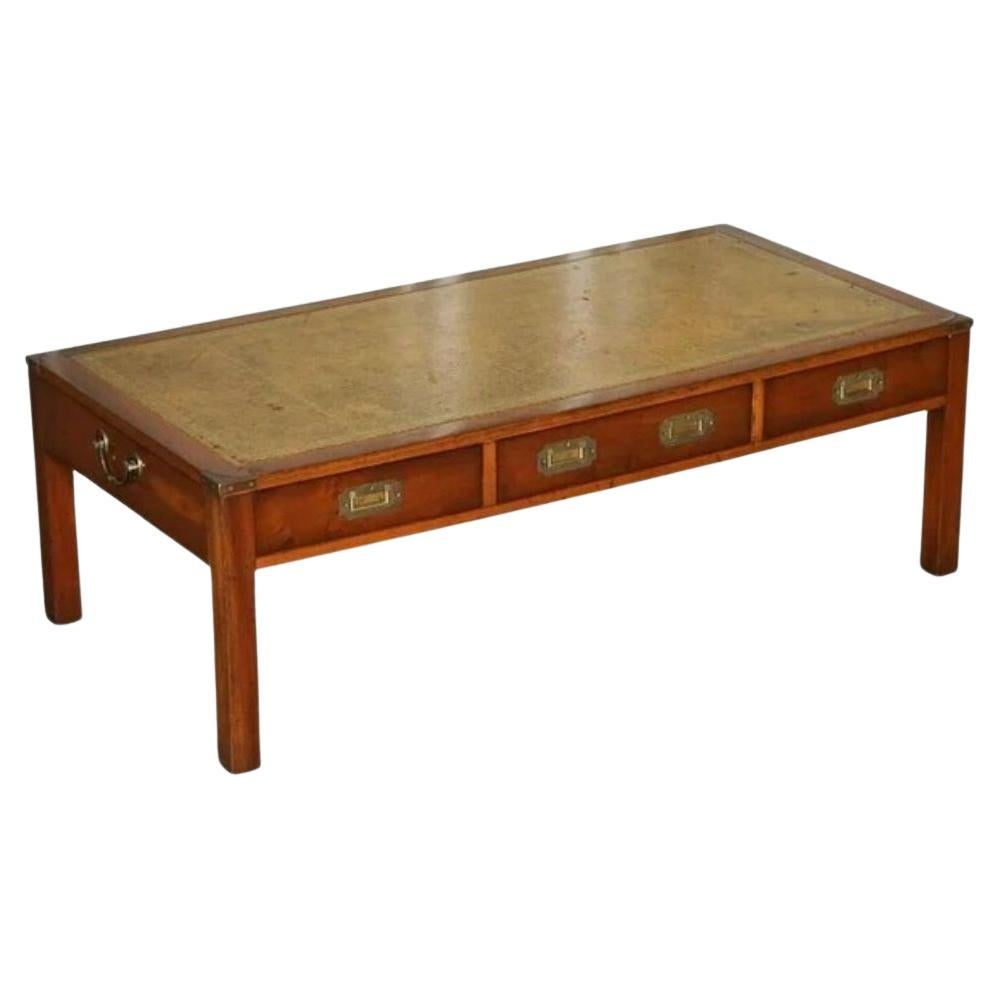 Vintage Harrods Mesa de centro de campaña militar de madera de tejo con cuero repujado en venta
