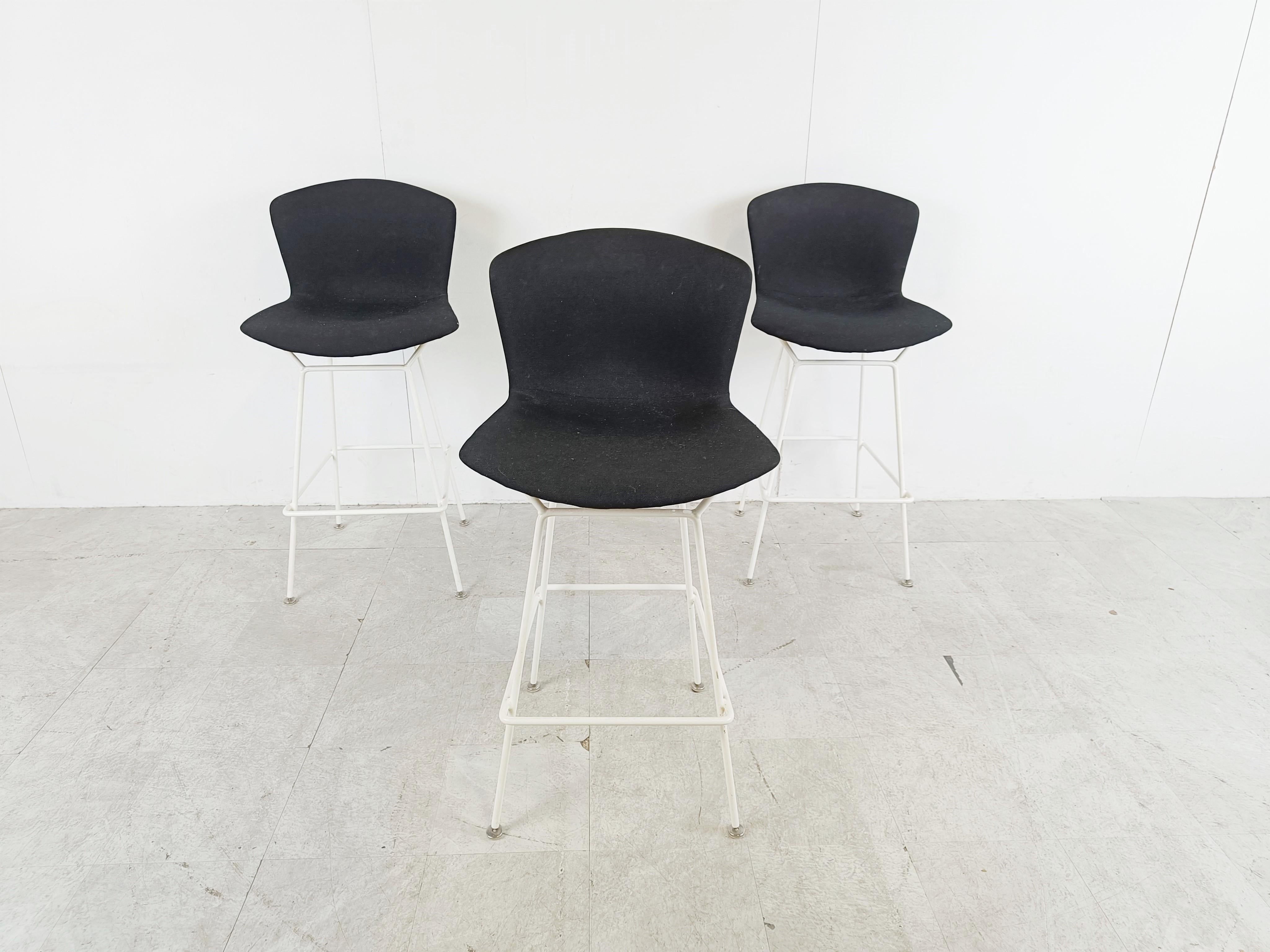 Vintage metal wire bar stools designed by Harry Bertoia in the 1950s.

The stools have a white lacquered metal frame and black fabric covers. They can also be used without the fabric covers.

Good condition.

Dimensions:
Height: 108cm/42.51