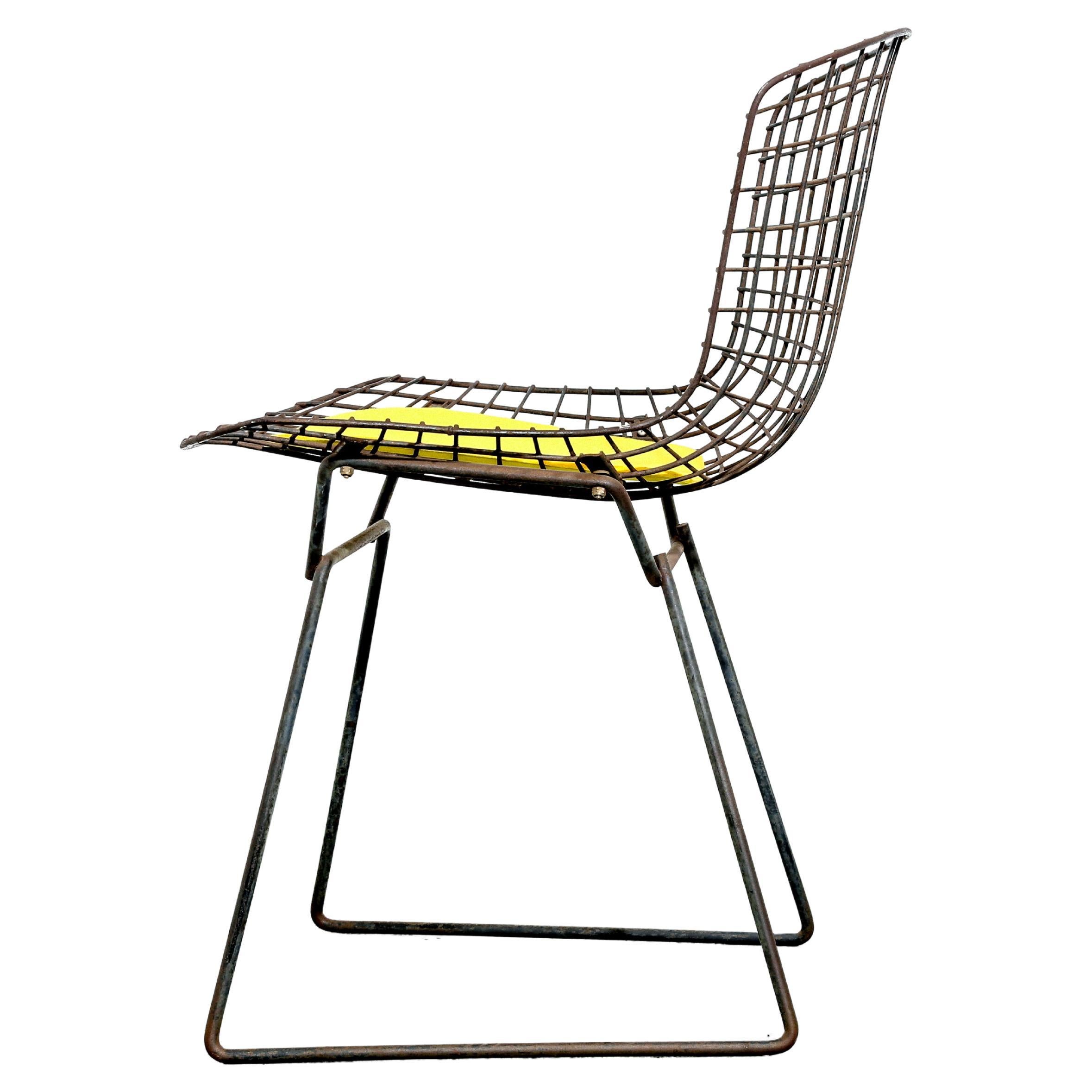 Our vintage Harry Bertoia Wire chairs, designed by the iconic Harry Bertoia in the 1950s for Knoll, feature a distinctive grid-like wire construction that combines innovative design with ergonomic comfort. Bertoia, an Italian-American artist and