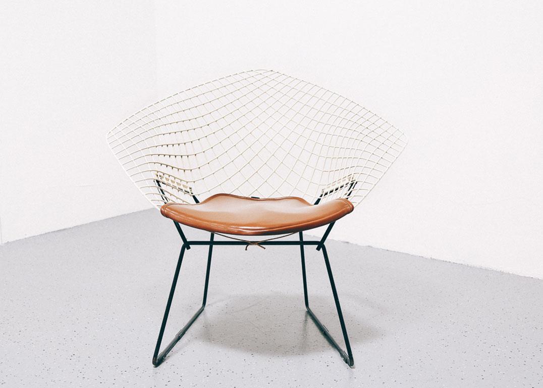 A true MCM Classic.

The “Diamond Chair” by Harry Bertoia for Knoll.

White enamel coated wire seat on black frame.

Original brown vinyl seat pad with Knoll label.

This is a 1950s chair that is in pristine condition.