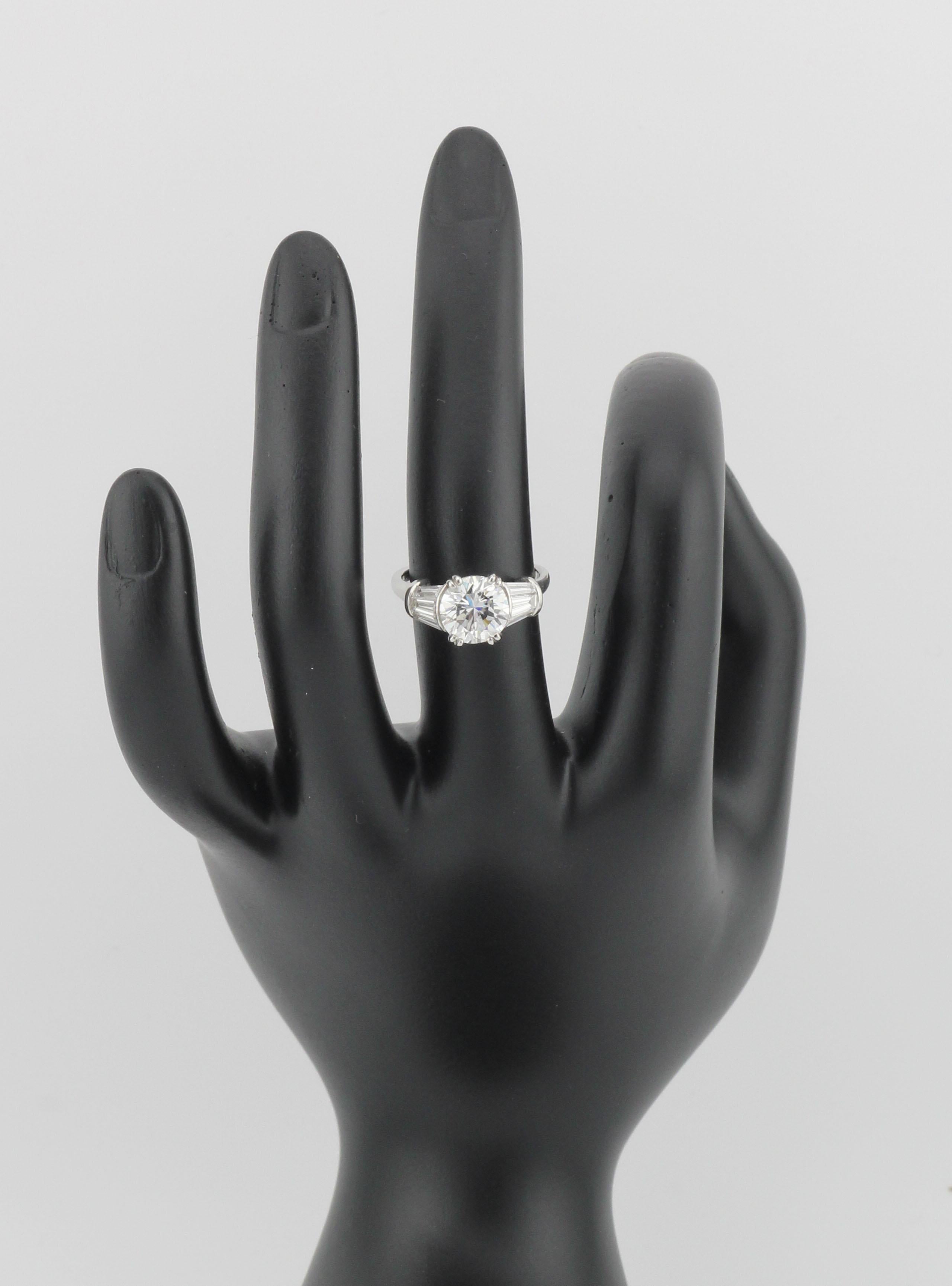 Dieser außergewöhnliche Vintage Harry Winston Diamant-Verlobungsring ist ein wahrer Beweis für die zeitlose Anziehungskraft eines der renommiertesten Juweliere der Welt und verleiht Ihrer Liebesgeschichte eine ganz besondere Note. Dieses in den