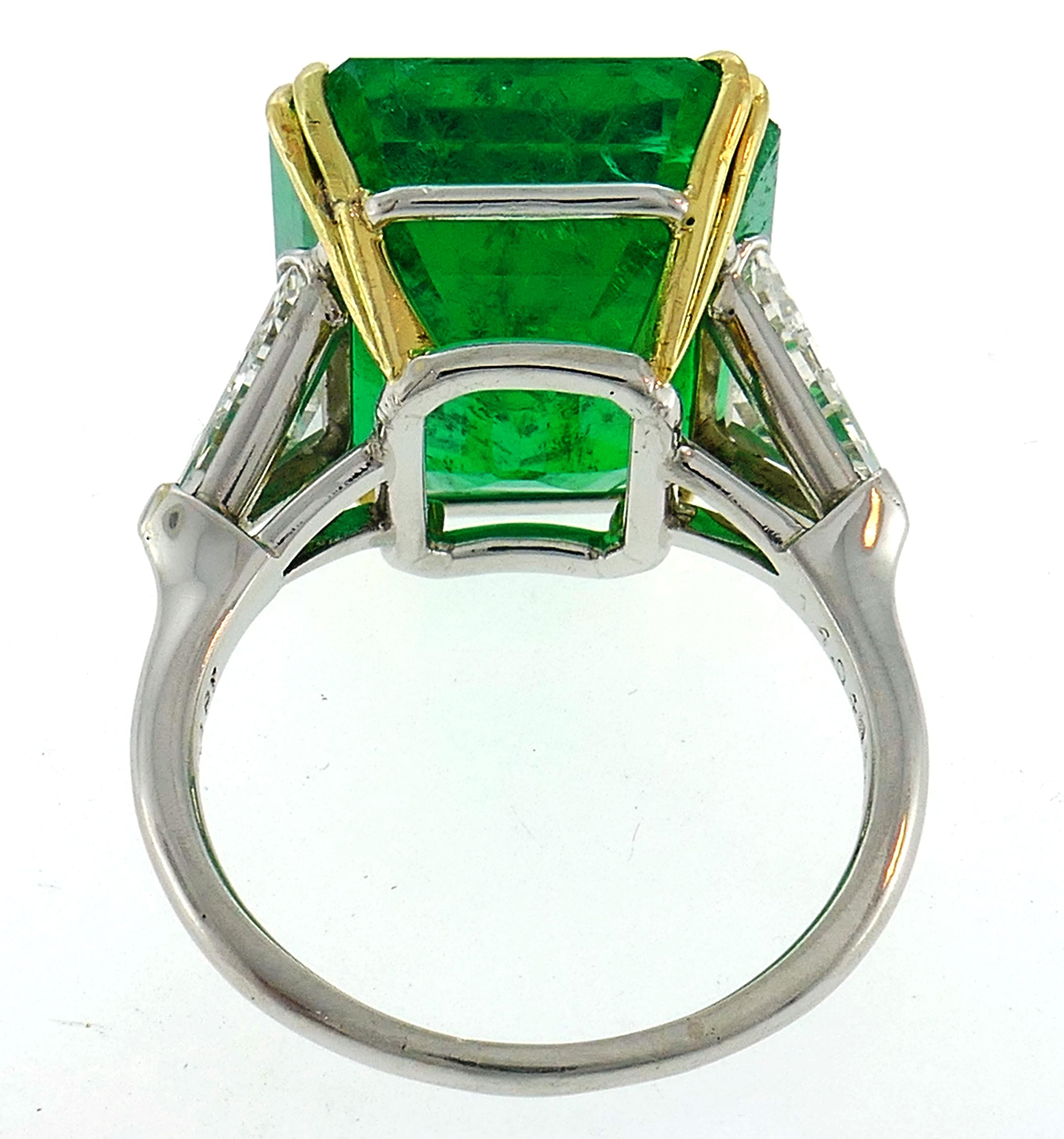 Vintage Harry Winston Emerald Diamond Platinum Ring 14.04 Carat Colombian AGL In Good Condition For Sale In Beverly Hills, CA