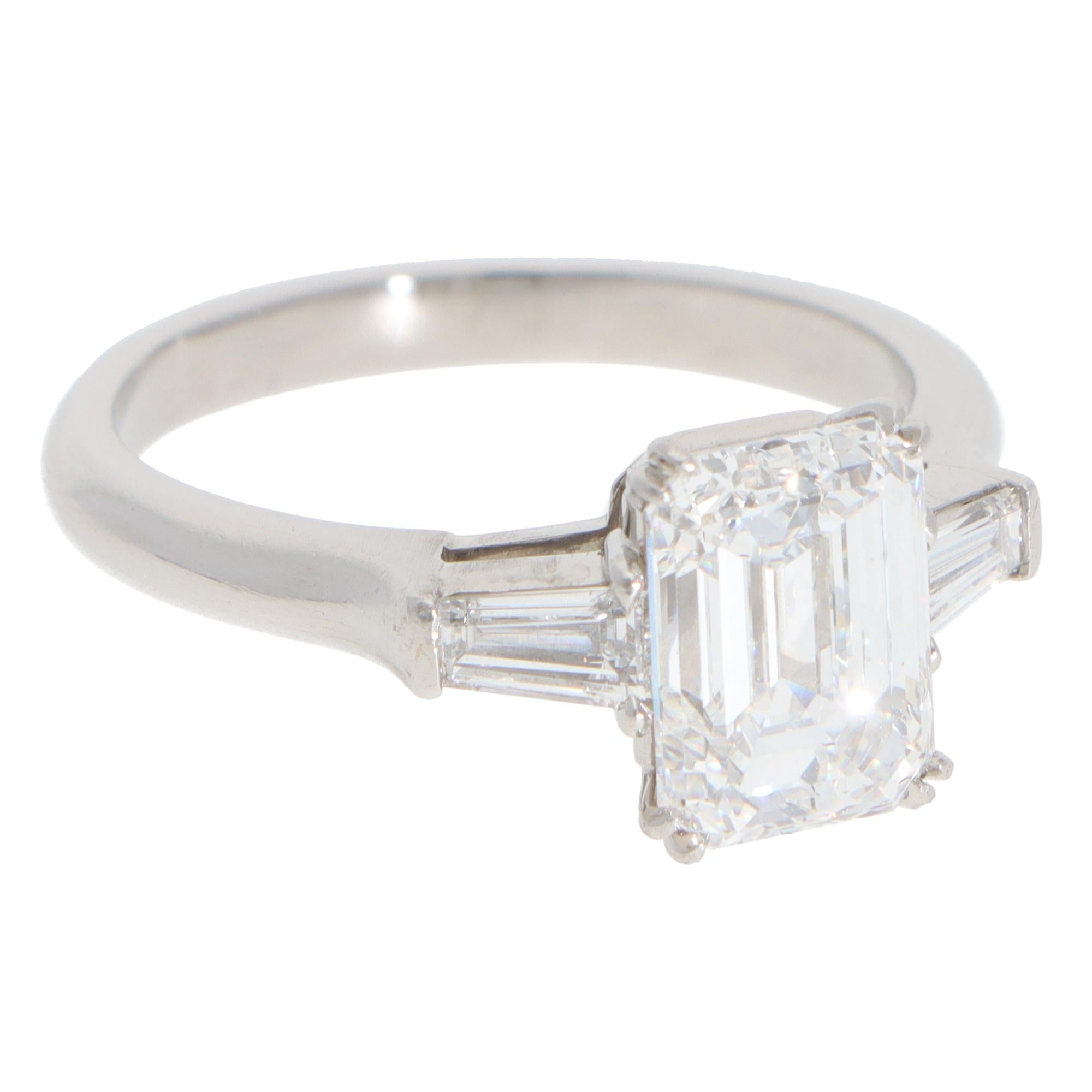 Precioso anillo vintage Harry Winston Classic Winston de tres diamantes talla esmeralda engastado en platino.

De la colección actual de Harry Winston, el anillo se compone predominantemente de un diamante central talla esmeralda engastado con