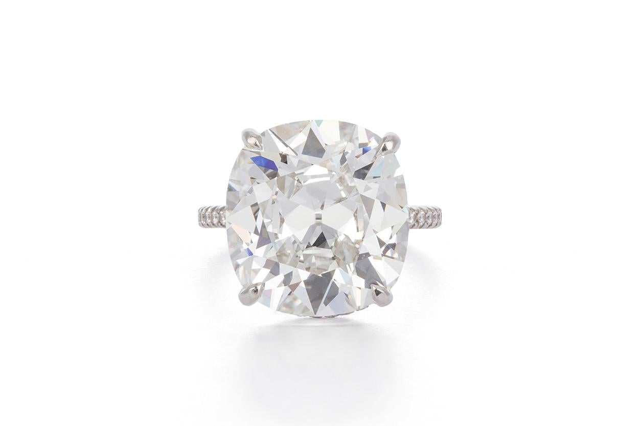 Siamo molto lieti di presentare questo straordinario e raro anello vintage certificato GIA di Harry Winston in platino e stile antico con diamanti naturali taglio cuscino. Questo eccezionale anello in platino di Harry Winston mette in mostra un