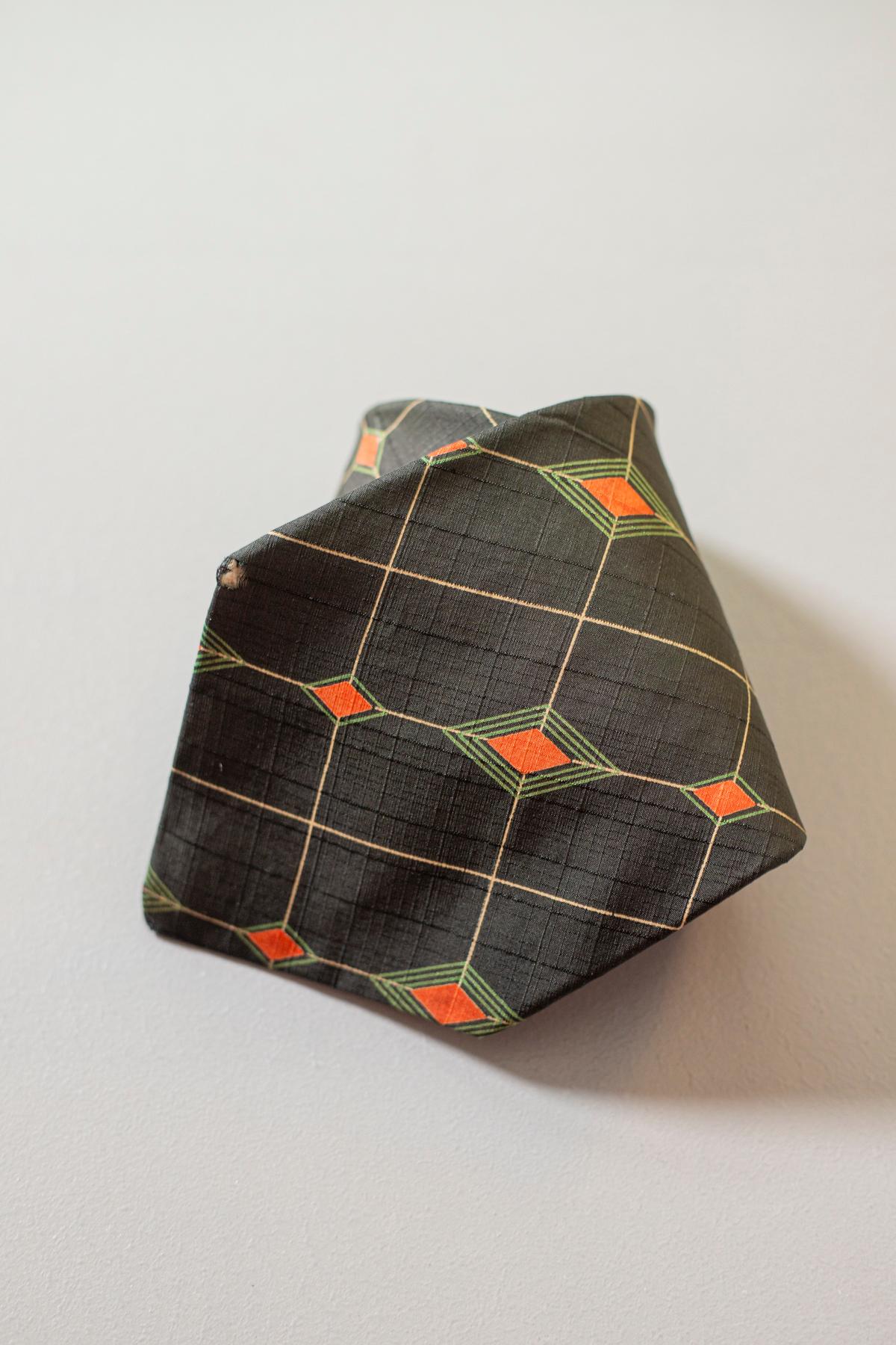 With a classic and elegant taste, this vintage tie is designed by Harvest, it is made of silk for this reason its fabric is very soft. Decorated with small red rhombuses on a black background with yellow lines. Perfect for lovers of the classic look