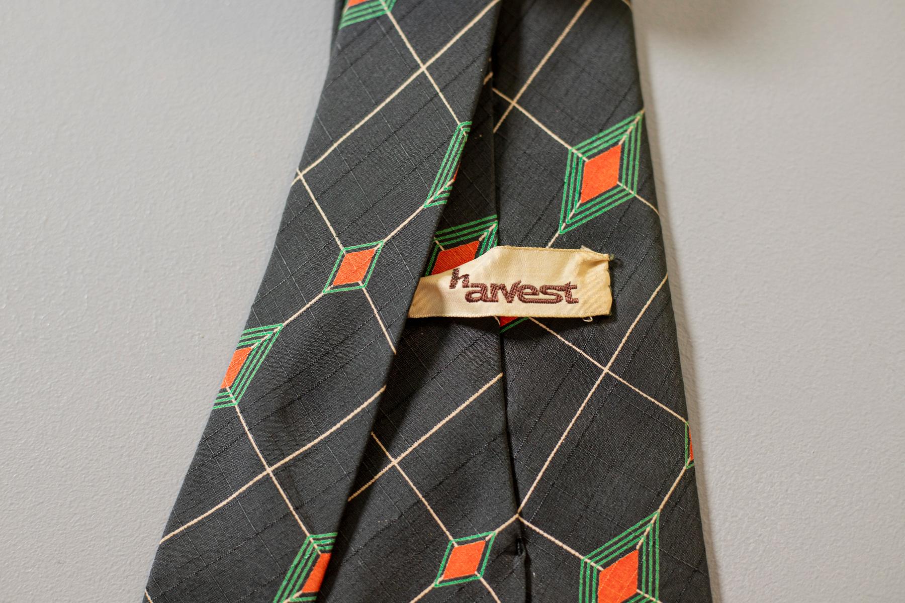 Vintage Harvest 100% silk black tie with small red rhombuses  In Good Condition For Sale In Milano, IT